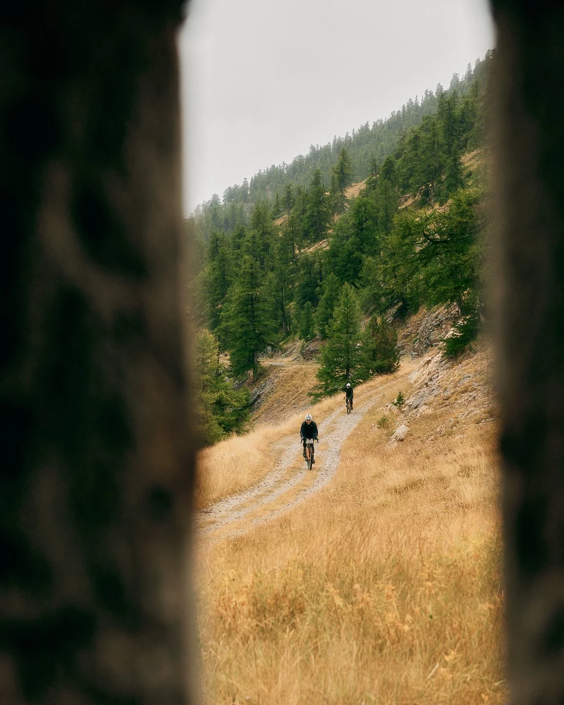 After an endless climb in heavy rain, the doors of Fort de l&rsquo;Olive felt like salvation. Cold hands, soaked layers, numb faces, and then suddenly: refuge.

Inside the abandoned fort waited everything a mountain day could ask for: hot coffee, a f