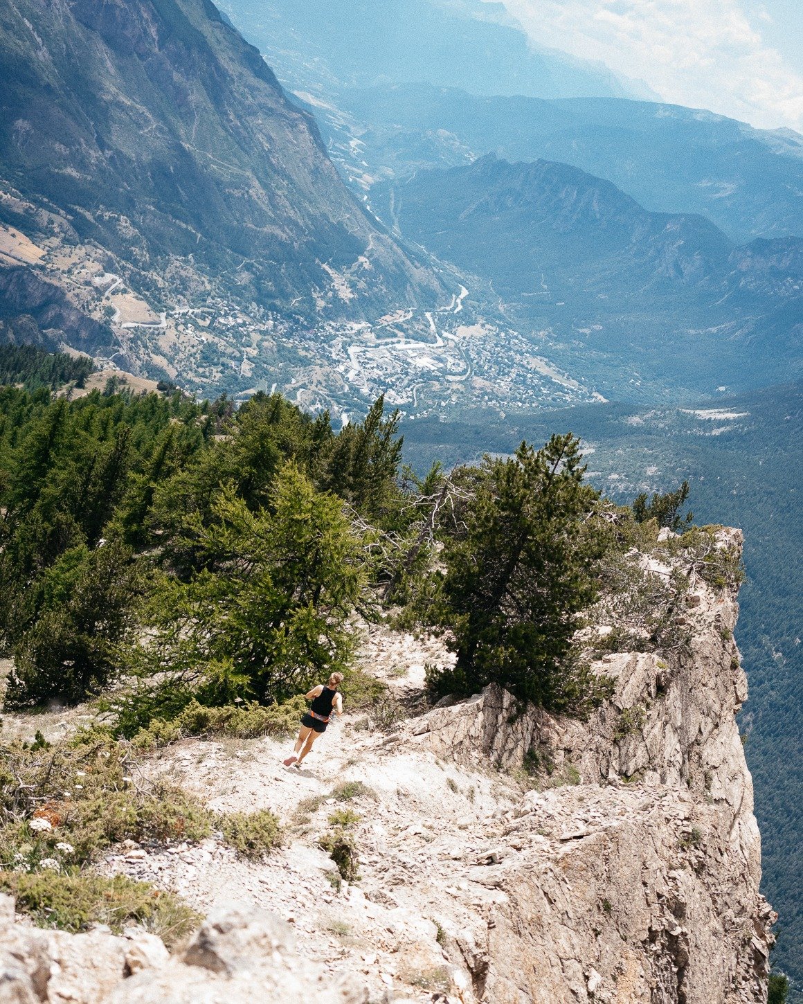 Descending from the Croix de la Salcette. Raw, wild, Mediterranean. The &Eacute;crins.

#lepilgrimage #lepilgrimagetrail #trailrunning #trailjourney #frenchalps #paysdesecrins #hautesalpes #hotelsaintroch #puysaintvincent #myhautesalpes
