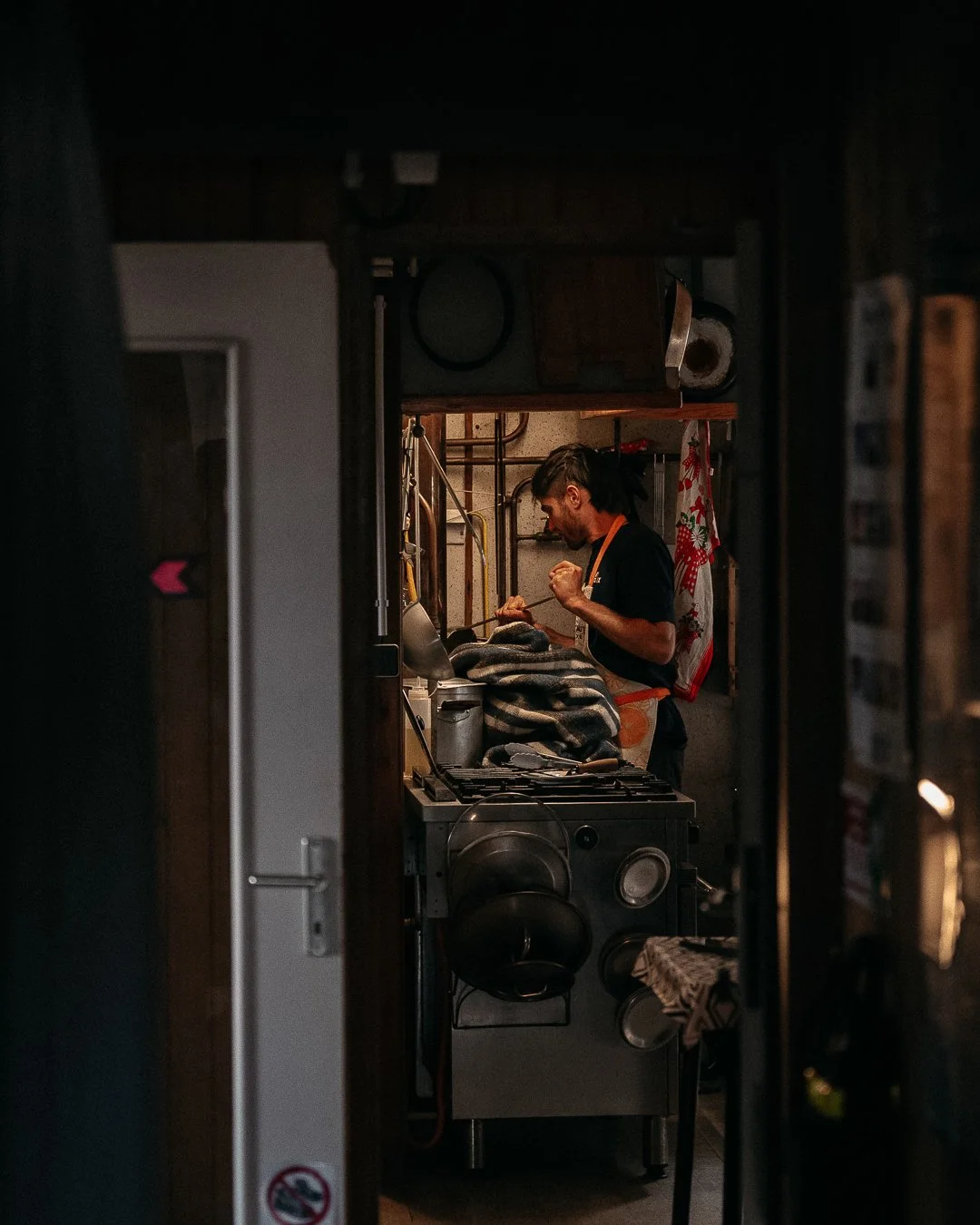 Chef, aka refuge guardian Mathieu is cooking. 

In the dining room, hungry pilgrims.
Three days in a row. Around 30 km a day.
2,000 meters of elevation.

One more day to go.

#lepilgrimage #lepilgrimagetrail #trailrunning #trailrun #paysdesecrins #my