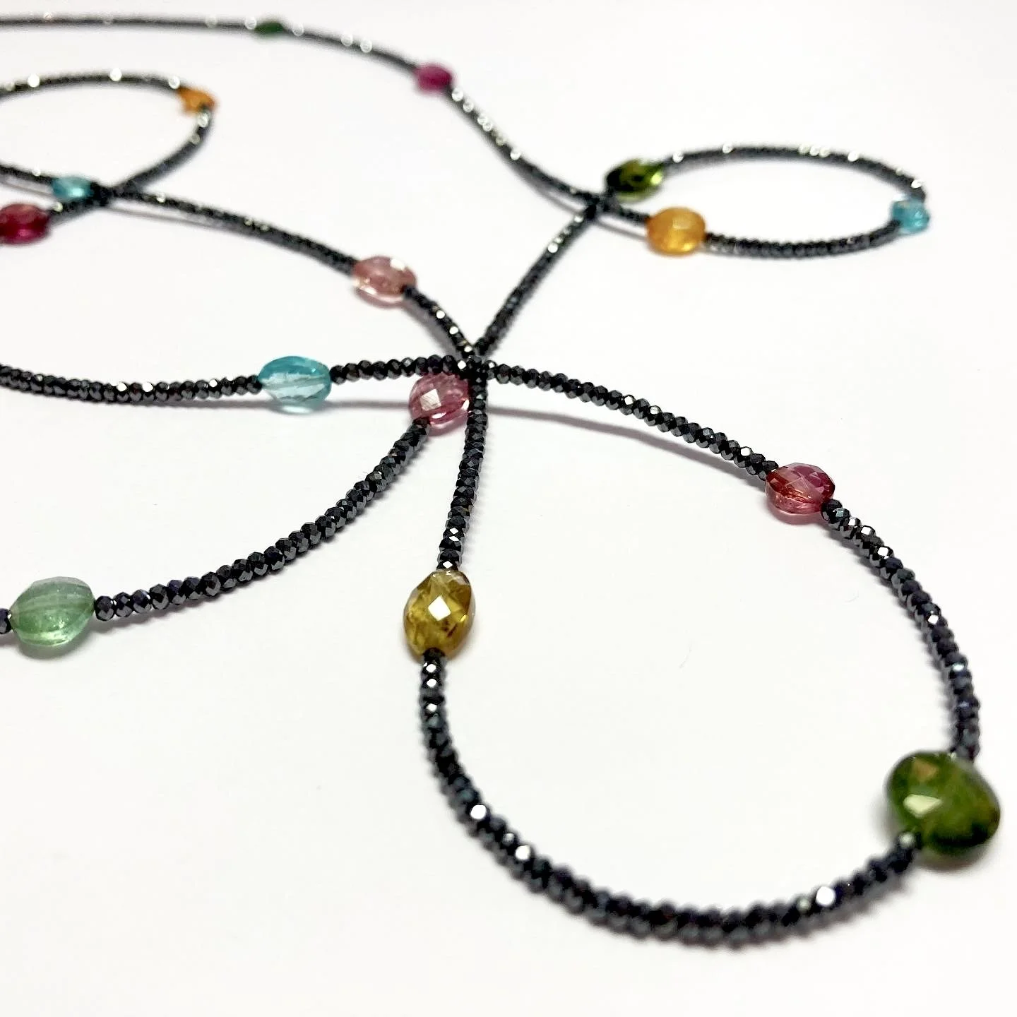  Kette “Colorpoint” mit Hämatit und verschiedenen Edelsteinen von Stephanie Jendis