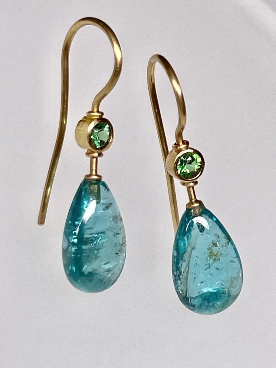 Ohrhänger in 750er Gelbgold mit Apatit und grünen Turmalin von Johannes Boehncke