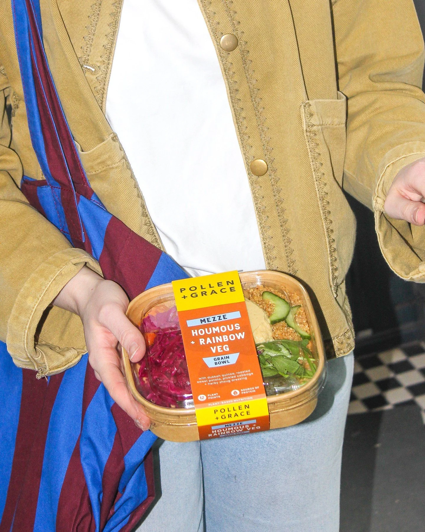 Houmous lovers, this one&rsquo;s for you. Creamy, herby + and tucked into a mezze bowl full of colour and crunch 🥗🌈.