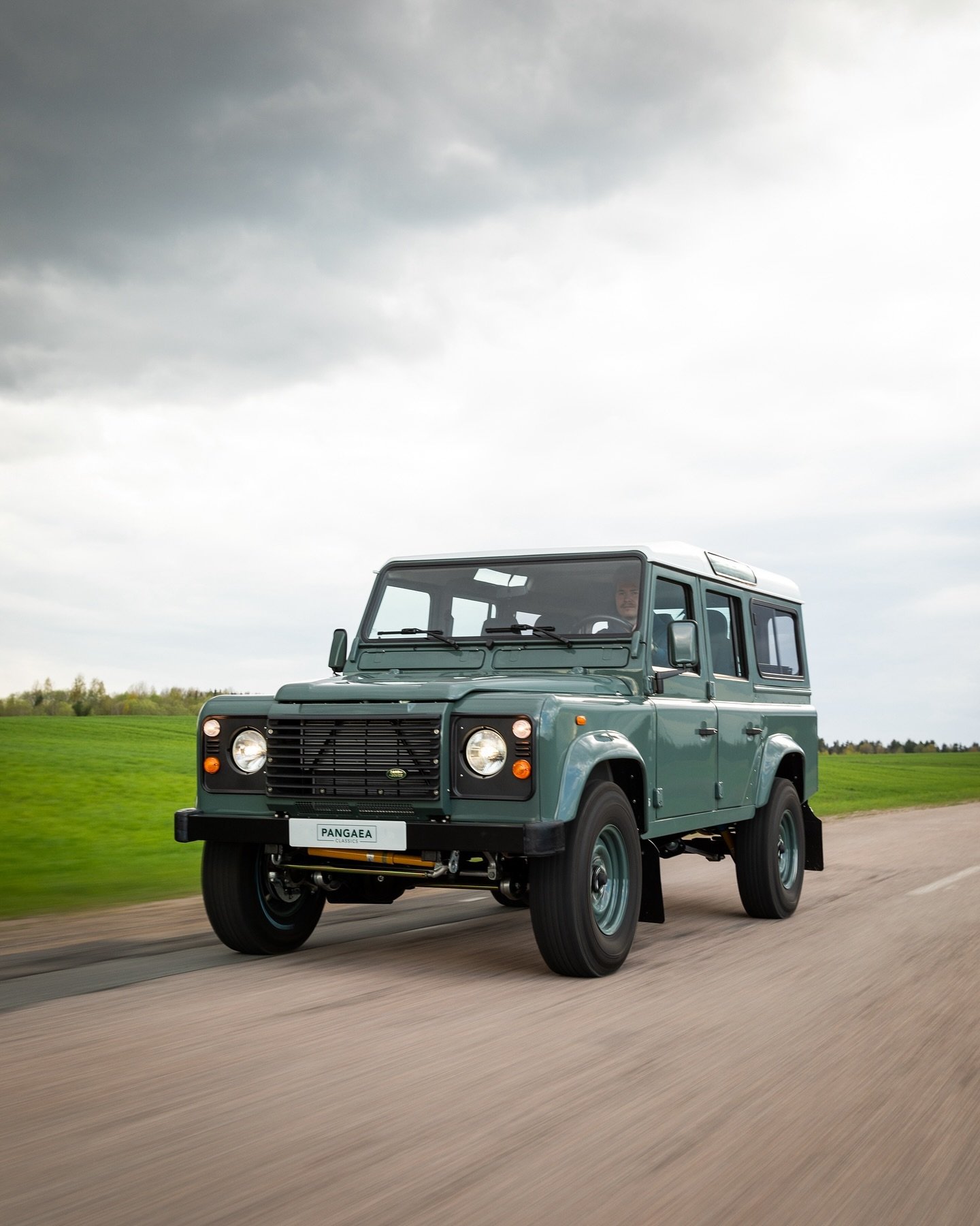 NOW LIVE! A 1998 Land Rover Defender 110 - Td5 

Finished in Keswick Green with a Denim Twill Interior 

All the info is on our website, or drop us a message for the Link!

#landroverdefender #defender #landroverdefender90 #landroverdefender110 #defe