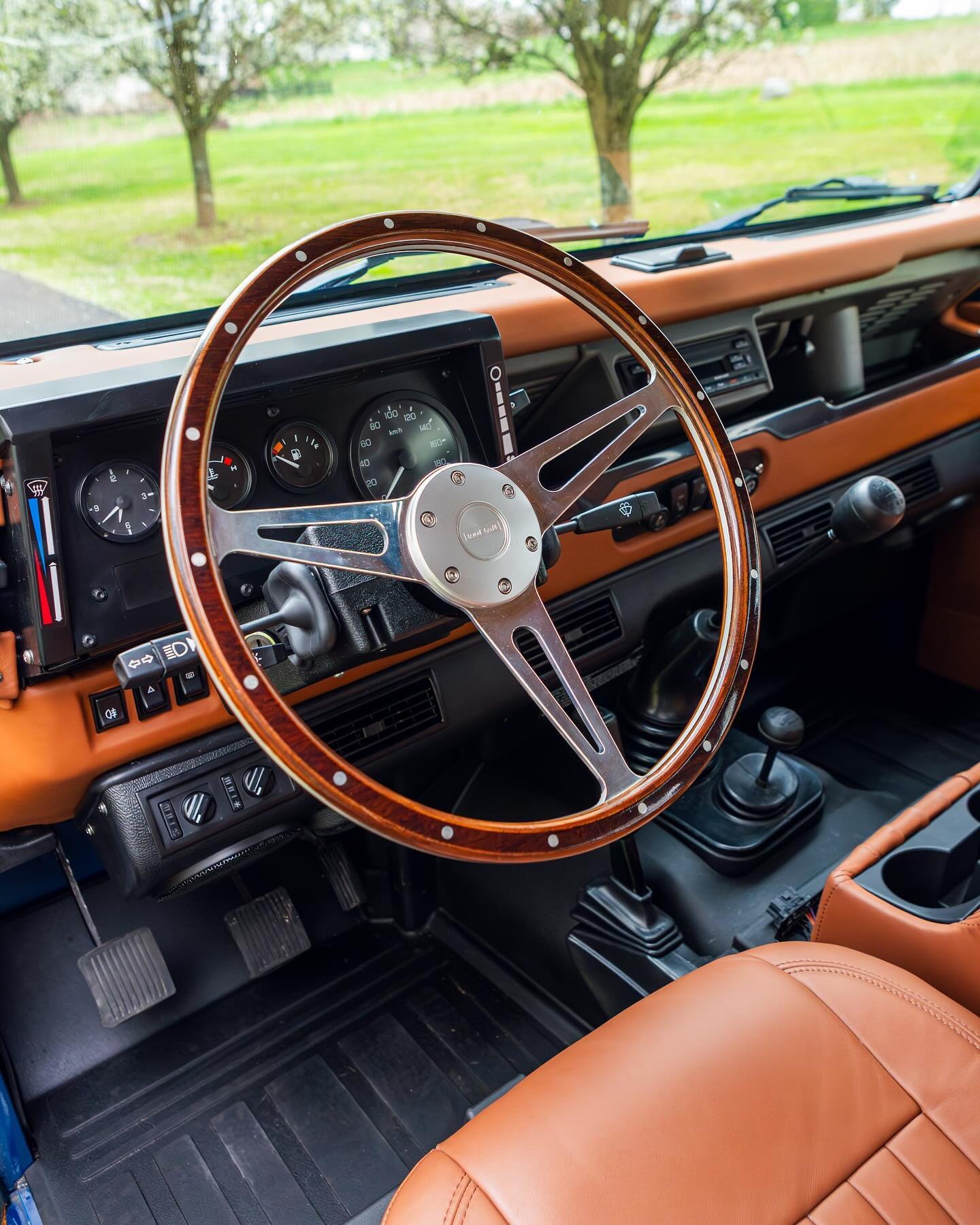 The luxurious Tan Leather interior of our &lsquo;98 Defender 110. It&rsquo;s such a wonderful place to be, and it&rsquo;s comfortable all year round with Air Conditioning, Heated Seats and a Heated Windshield. 

All the info is on our website, or sen