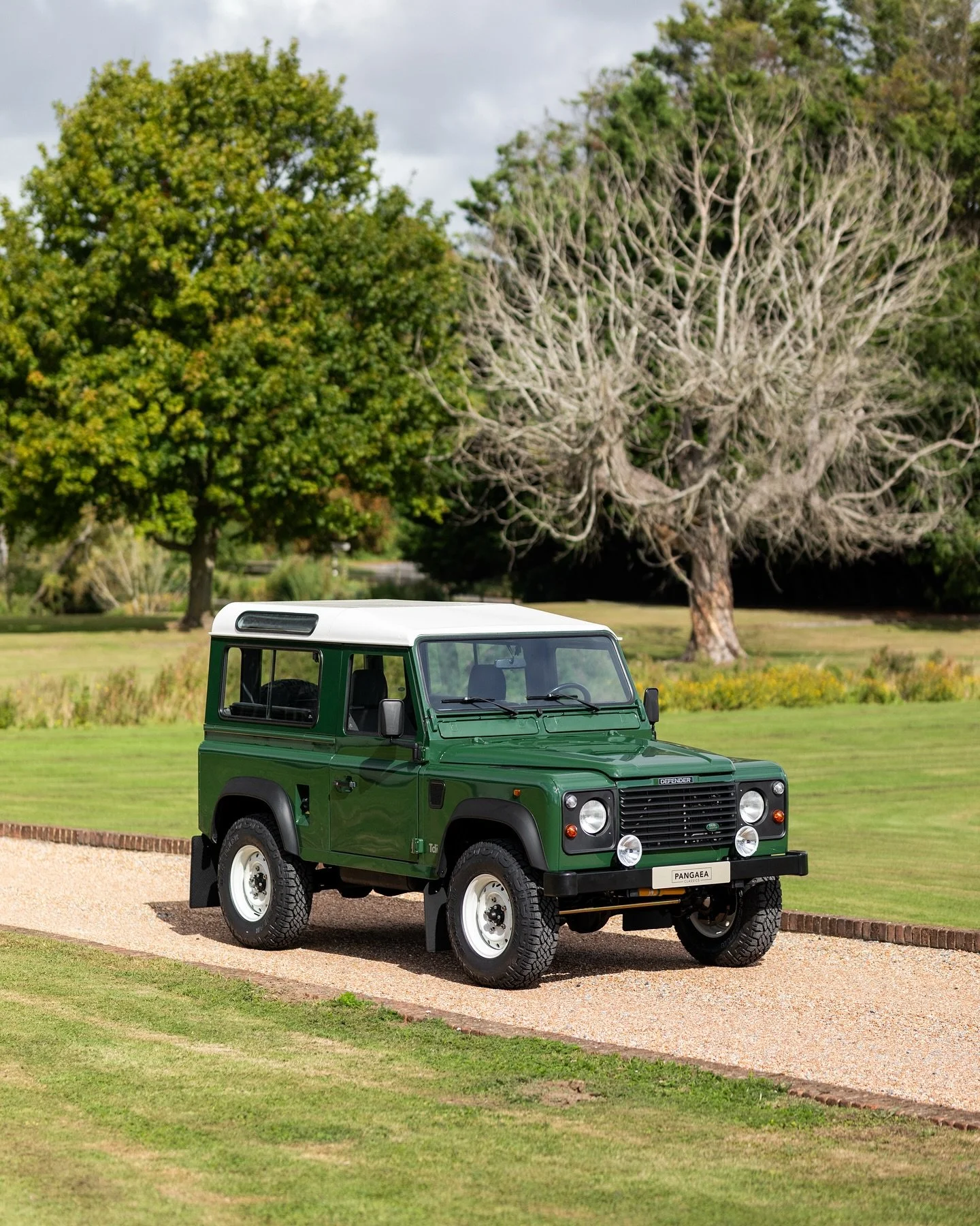 Now Live! A 1995 Land Rover Defender 90 in Coniston Green with a Moorland Cloth Interior. Wonderfully original having covered just 38,500 miles from new!

All the info is on our website!

💻: www.PangaeaClassics.com
📧: Sales@PangaeaClassics.com

#la