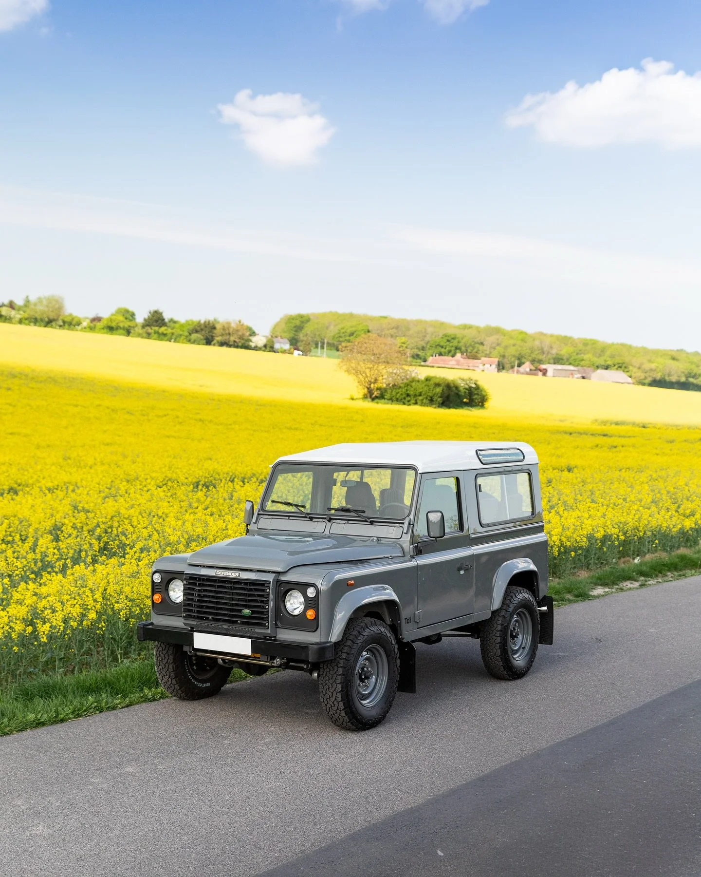 Our Pennine Grey Defender 90 earlier this summer before the Rapeseed harvest! It makes quite the backdrop!

🌐: www.PangaeaClassics.com
📧: Sales@PangaeaClassics.com

#landroverdefender #defender #landroverdefender90 #landroverdefender110 #defender90