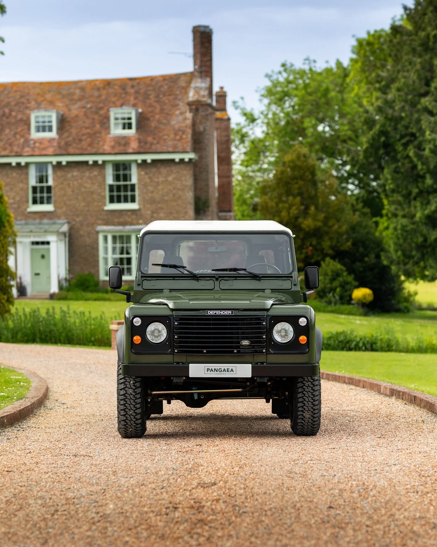 1992 Land Rover Defender 90 in Eastnor Green with Moorland Cloth. 

This Defender has been sold, but we have an almost identical vehicle! Please get it touch for more info. 

🌐: www.PangaeaClassics.com
📧: Sales@PangaeaClassics.com

#landroverdefend