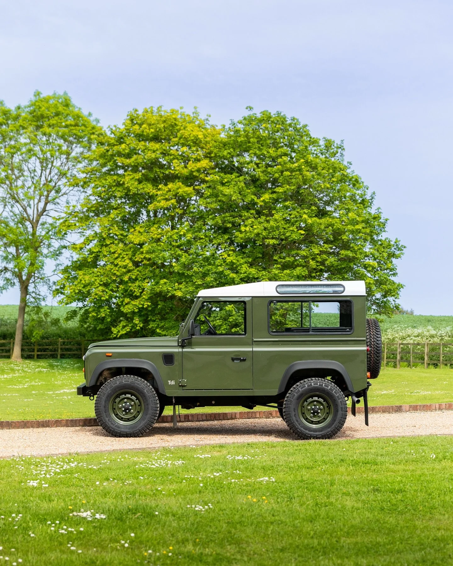 Clean, Simple and Classic. No unnecessary modifications and accessories here. 

1992 Land Rover Defender 90 in Eastnor Green with Moorland Cloth. 

🌐: www.PangaeaClassics.com
📧: Sales@PangaeaClassics.com

#landroverdefender #defender #landroverdefe