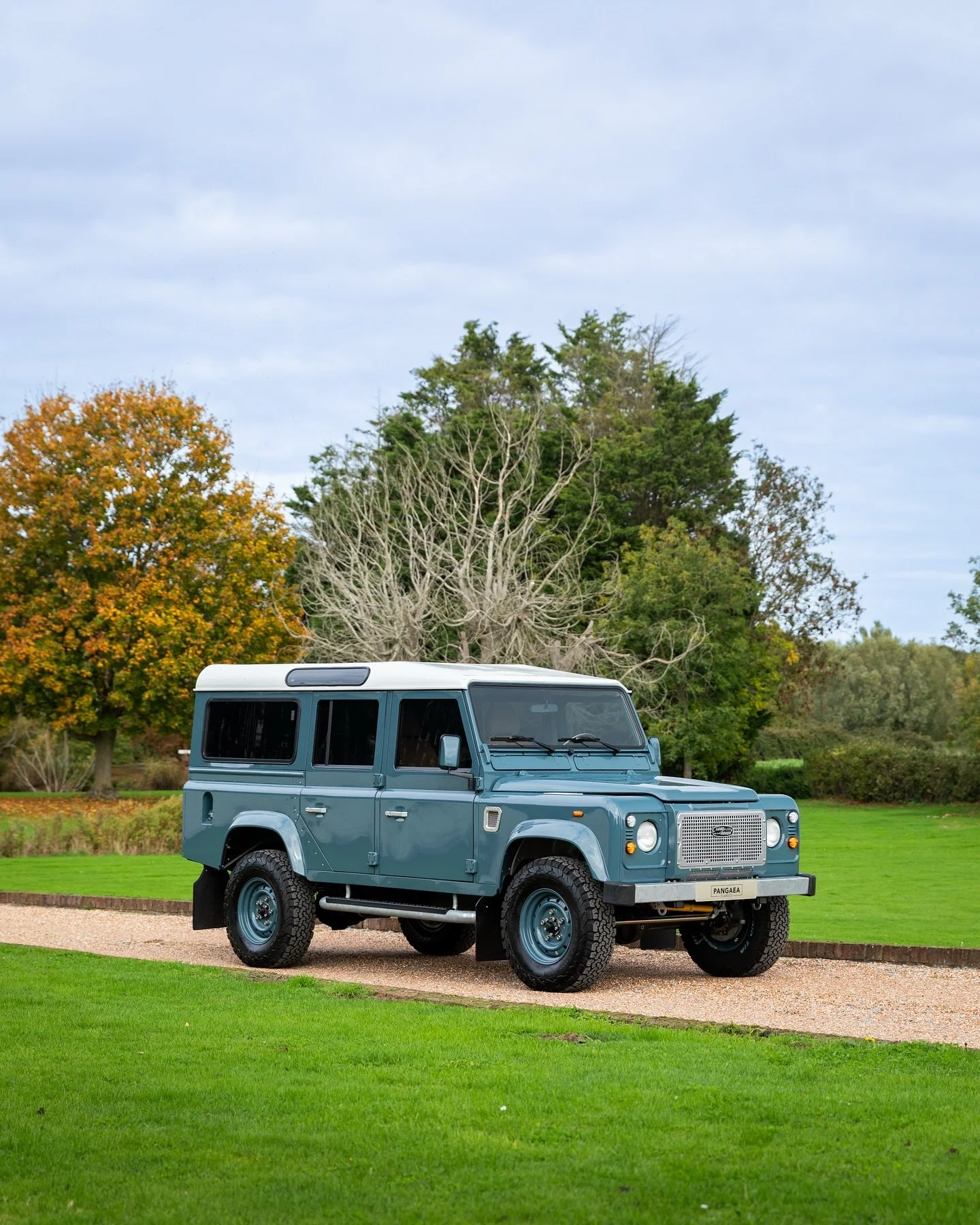 Introducing our latest bespoke build! A 1998 Land Rover Defender 110 in Marine Blue. A lot has going into this project, so we&rsquo;ll be sharing more of it in the coming weeks!

🌐: www.PangaeaClassics.com
📧: Sales@PangaeaClassics.com

#landroverde