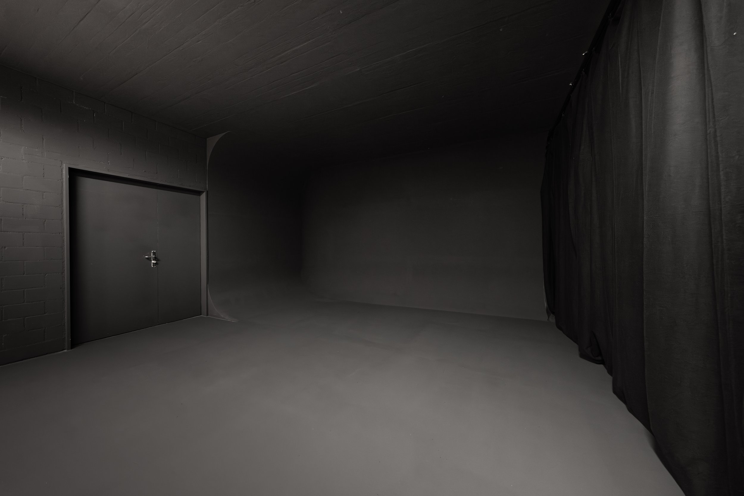 black infinity 180° Studio (550cm x 700cm)