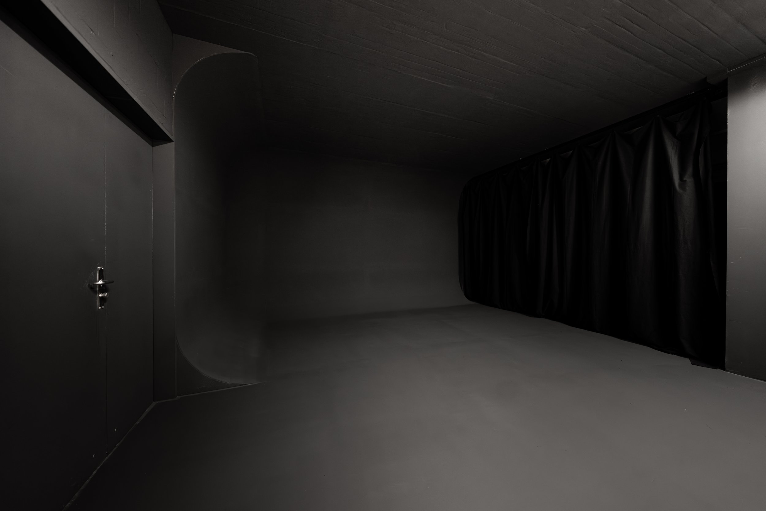 black infinity 180° Studio (550cm x 700cm)