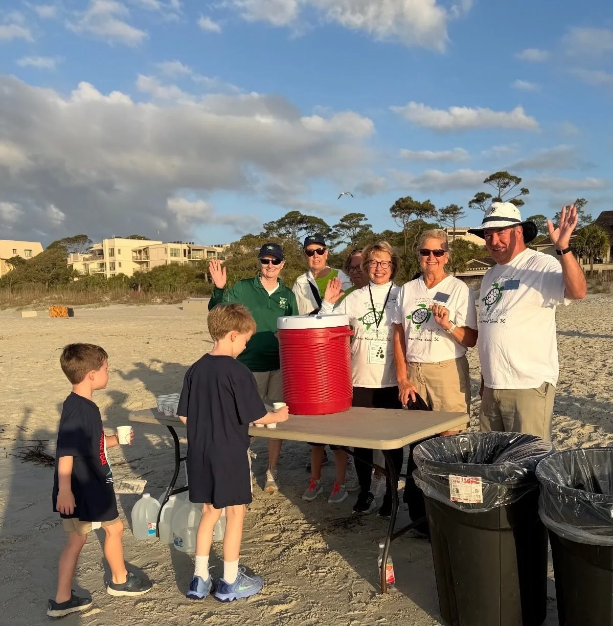 A beautiful day for the first Dolphin Dash of 2026! Turtle Trackers volunteers were up early to welcome over 100 runners. Thanks again to @hiltonheadrunningcompany  and @seapinesresort for choosing us for their charity partner for the Dolphin Dash ra