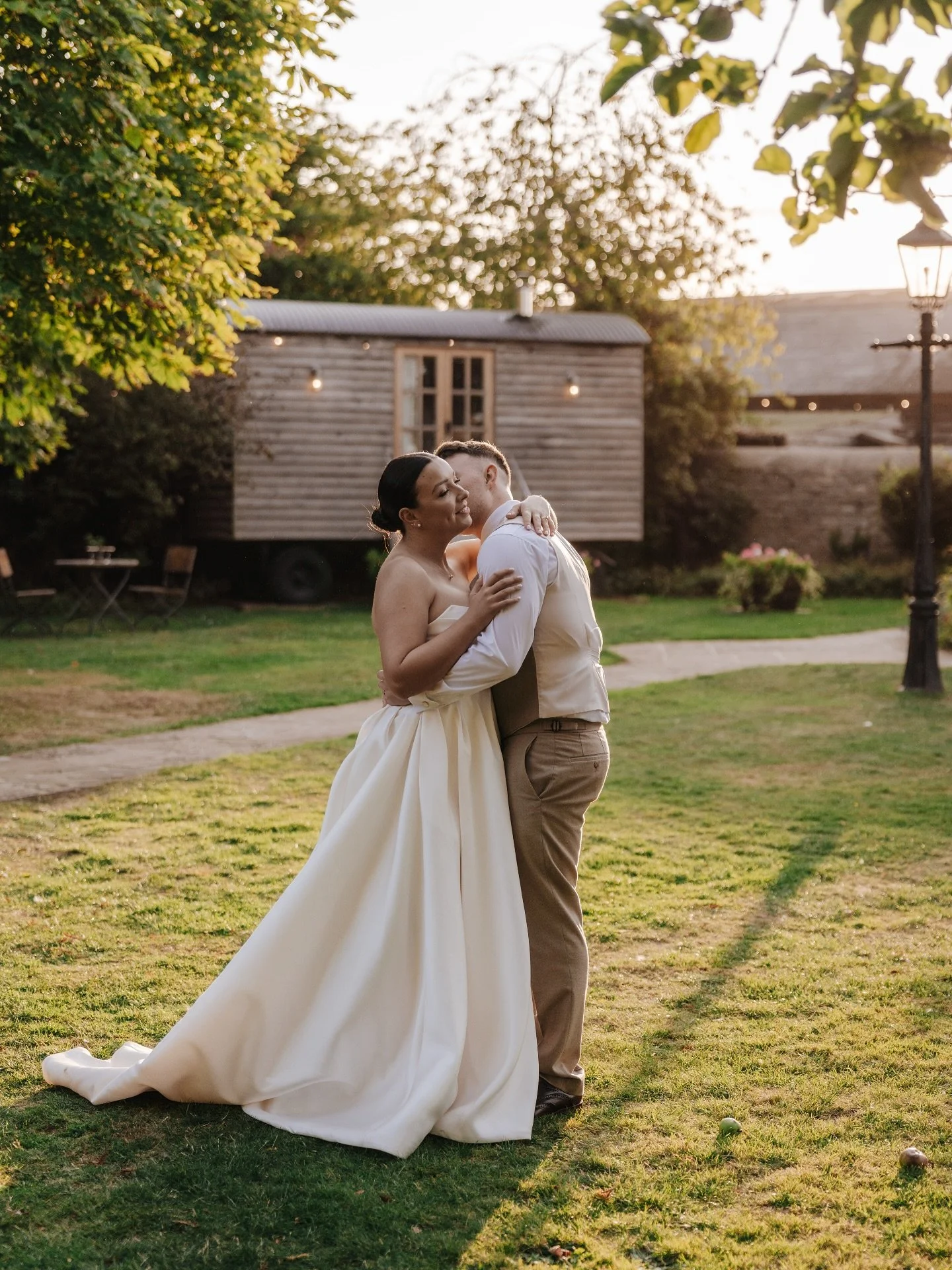 Beyond excited to be back at the gorgeous @tythebarnlaunton again tomorrow.

#goldenhour #beautifulcouple #reallove