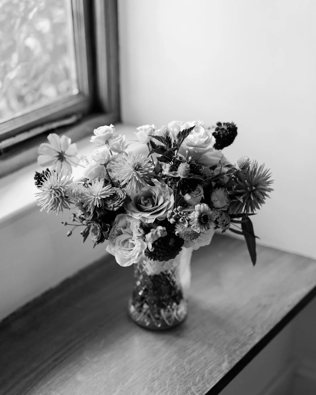 Mornings made easy, surrounded by your closest friends.

The energy you start with sets the tone for everything that follows. And on this morning, at Tythe Barn, Grace was surrounded by calm laughter, steady hands and the women in her life that made 