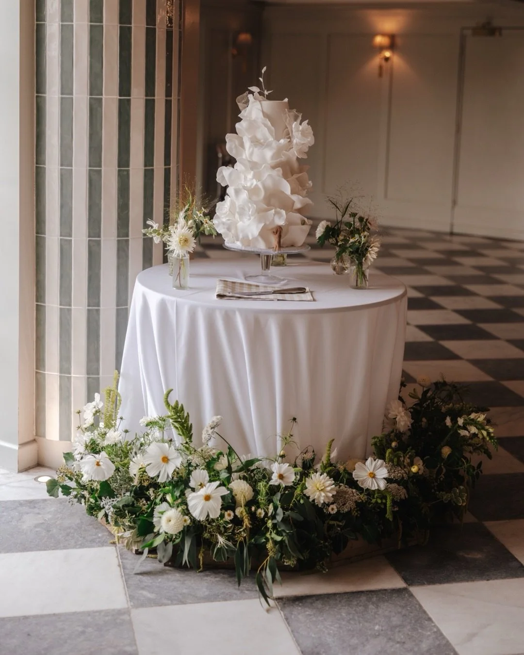 Possibly my favourite cake of last year, so it deserved its own space on the grid.

Second shooting for the wonderful @rebeccahookphotography ✨