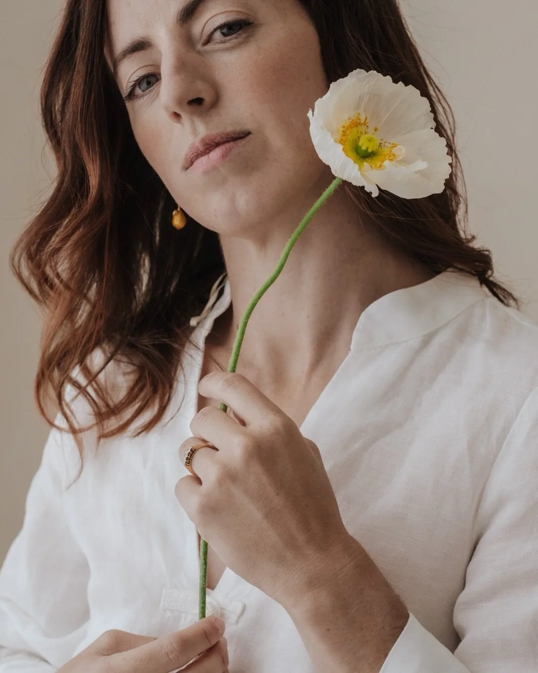 Hey, I&rsquo;m Em ✨

Gosh it&rsquo;s been a hot minute since I had some portraits done!

This week I got in front of the camera at @contentstudiosdorset and got creative with @keith_bridle for some new branding shots.

Absolutely loved this space.

F