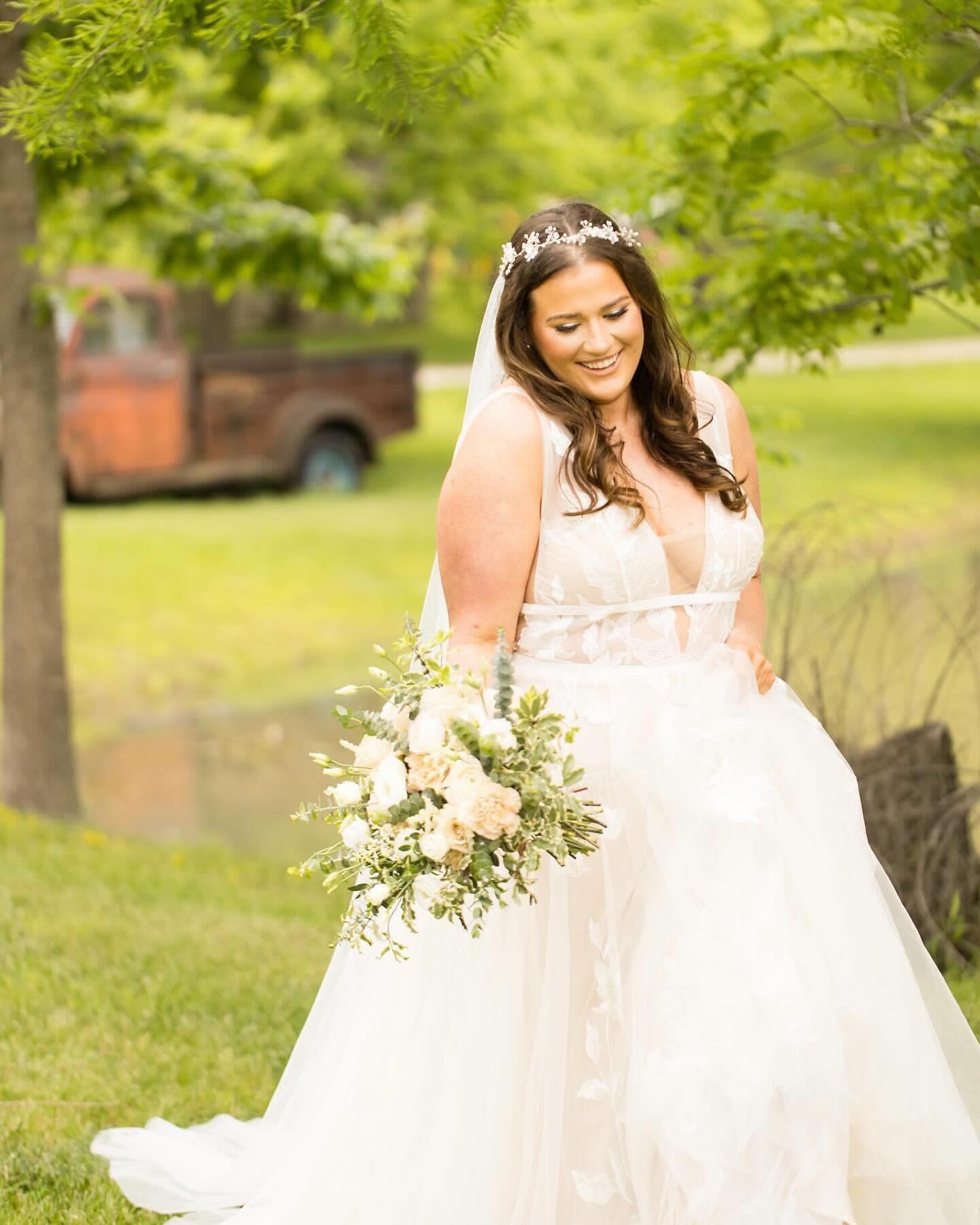 Back from vacay and feeling refreshed! I shot 8 weddings in the month of June 😳 Looks like I have some editing to do 🫣 Cheers to busy seasons and checking new venues off my list! This was my first time shooting at @losthilllakeweddings