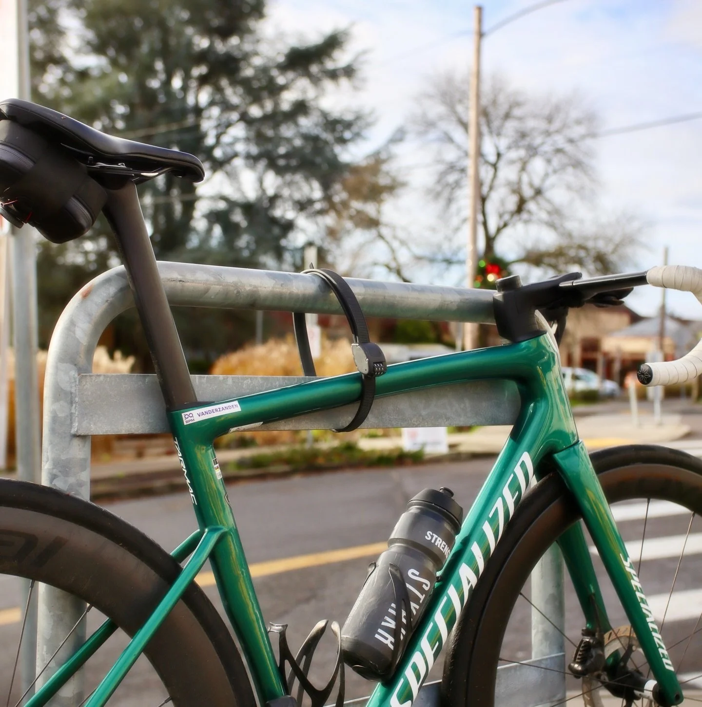 Quick Stop Made Possible By Ottolock 😌👌

The Original Cinch lock is THE coffee stop lock ☕️ 🔒 

Whether you&rsquo;re popping in for a cup during your commute OR taking a break during a 5 hour ride&hellip; The Original Cinch Lock lets you park your