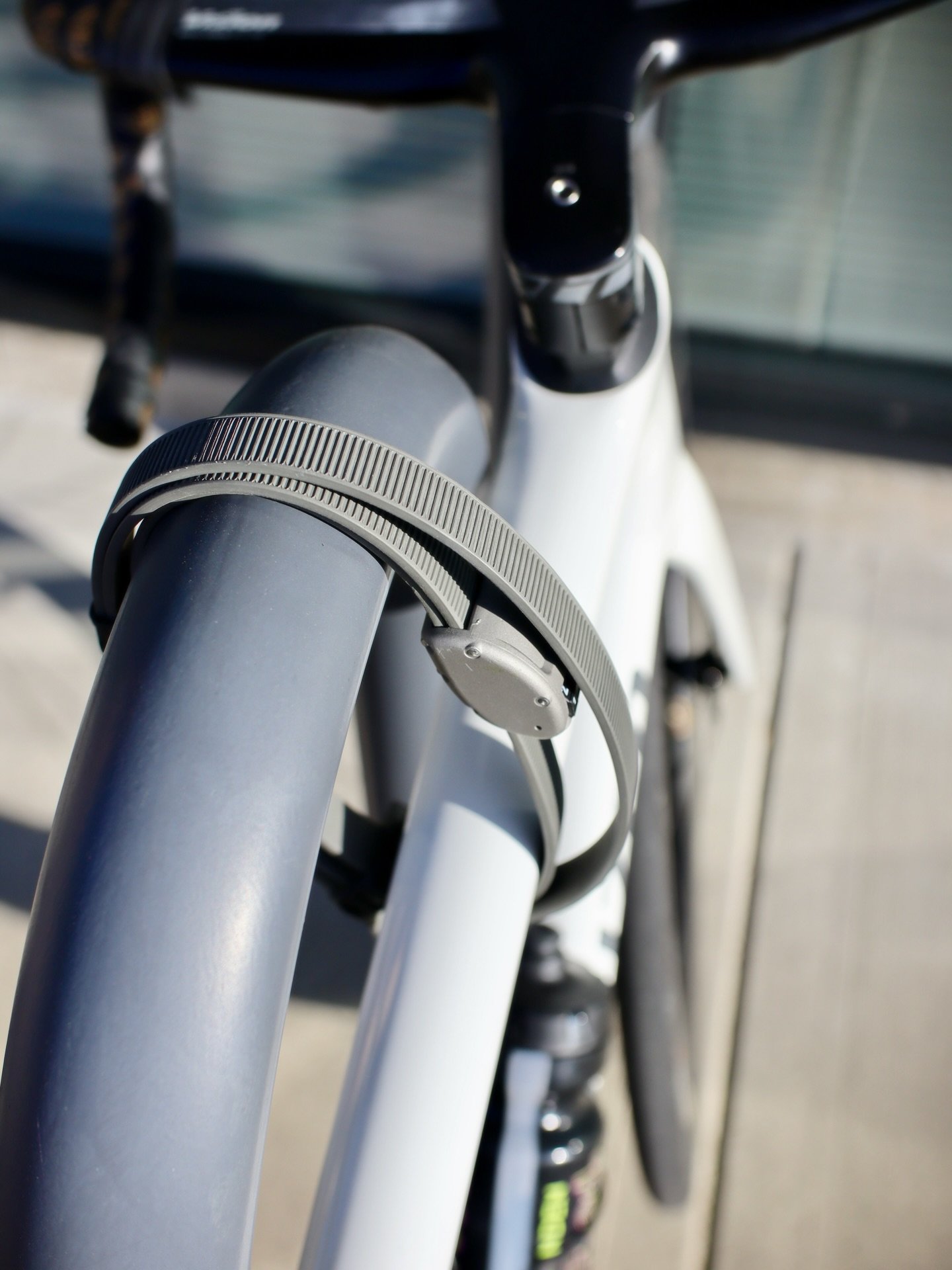 Our BEST Cinch Lock! 🔒 💪 

HEXBAND is FIELD PROVEN TOUGH. With its 6 layers of stainless steel wrapped in aramid fiber Hex is PERFECT for those quick stops with higher security needs OR locking your gear up to your vehicle, rack or gear storage sol