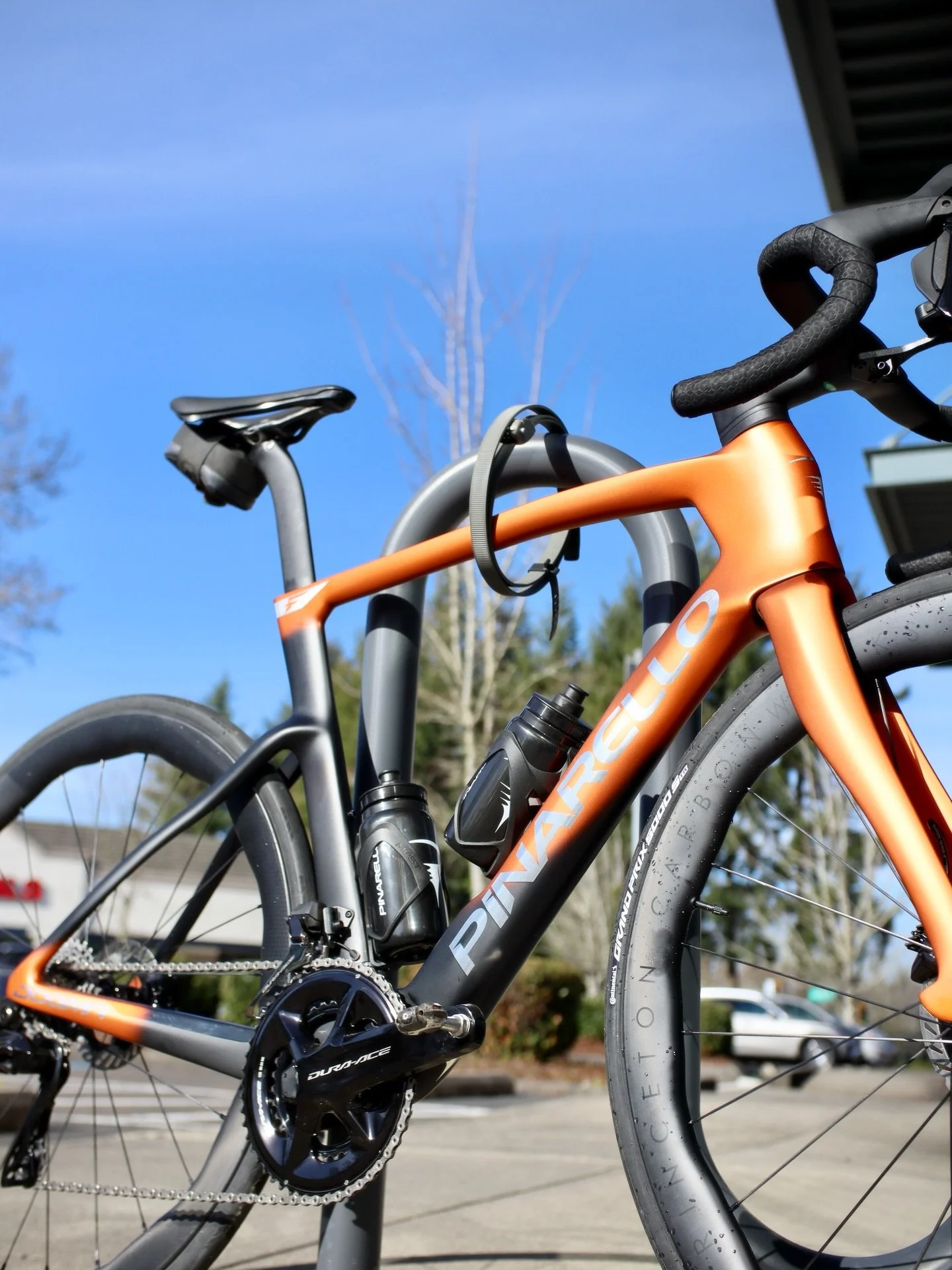 Secure Your Gear with the Hexband Cinch Lock🔒 🚲 

This stunning @pinarello_us Dogma F in Luxter Amber is protected from opportunity theft during a cafe stop thanks to the lightweight, portable &amp; easy-to-use Hexband cinch! ☕️ 🤝

Head to the lin