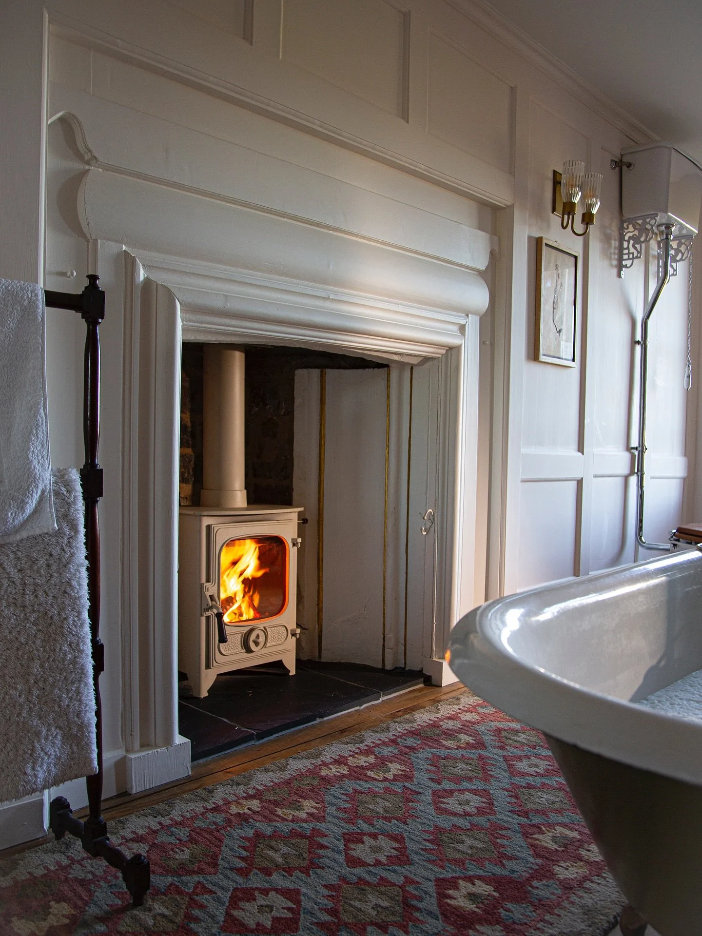 Unconventional but unforgettable! 

A wood-burning stove in the bathroom transforms a simple soak into a sensory experience - where the flicker of a flame meets the calm of water🌊

It&rsquo;s a beautiful reminder that stoves aren&rsquo;t just for li