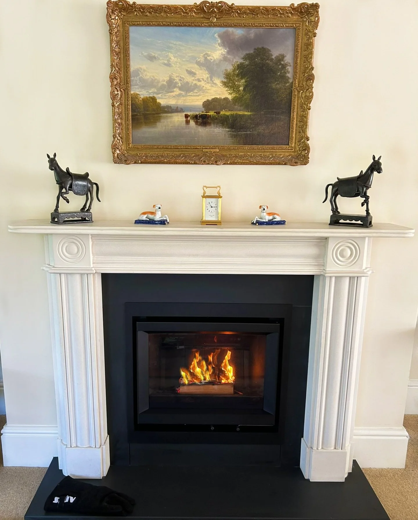 Do you have a fire you LOVE and get excited to light in this rainy weather? If not, check out our showroom in Arundel or visit our website (link in bio)!🌧️☔️🔥

🤍Cosy vibes with the St&ucirc;v 6-IN 66X55 

@stuvfiresuk @stuv_official 

#fireplace #