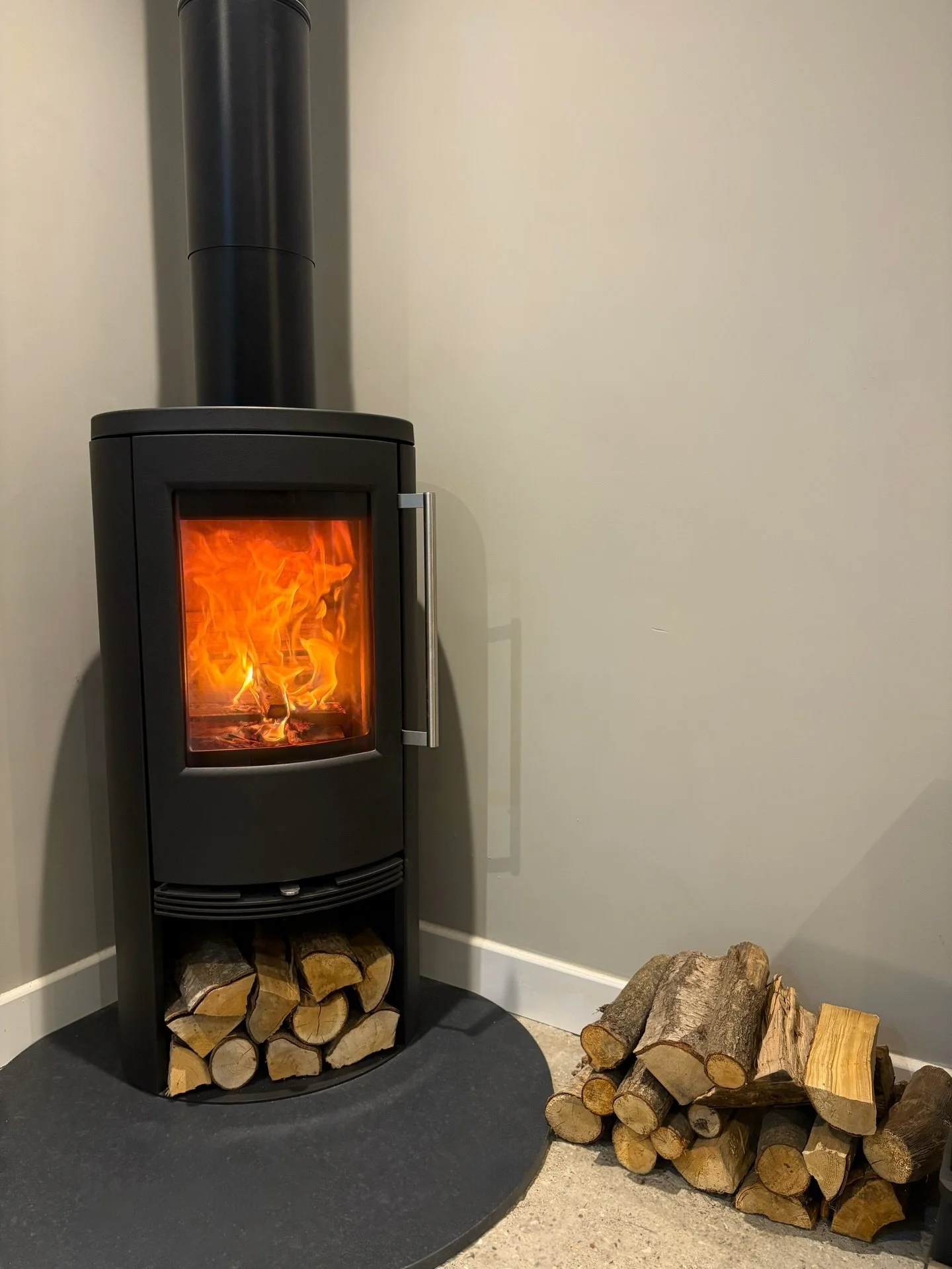 You can check out this lovely Termatech TT21R in our showroom &amp; a huge range of others on our website! The link is in our bio☺️🔥

@_termatech 

#woodburnersussex #electricfires #gasfires #london #westsussex #kent #bioethanolfire #archerfires #ch
