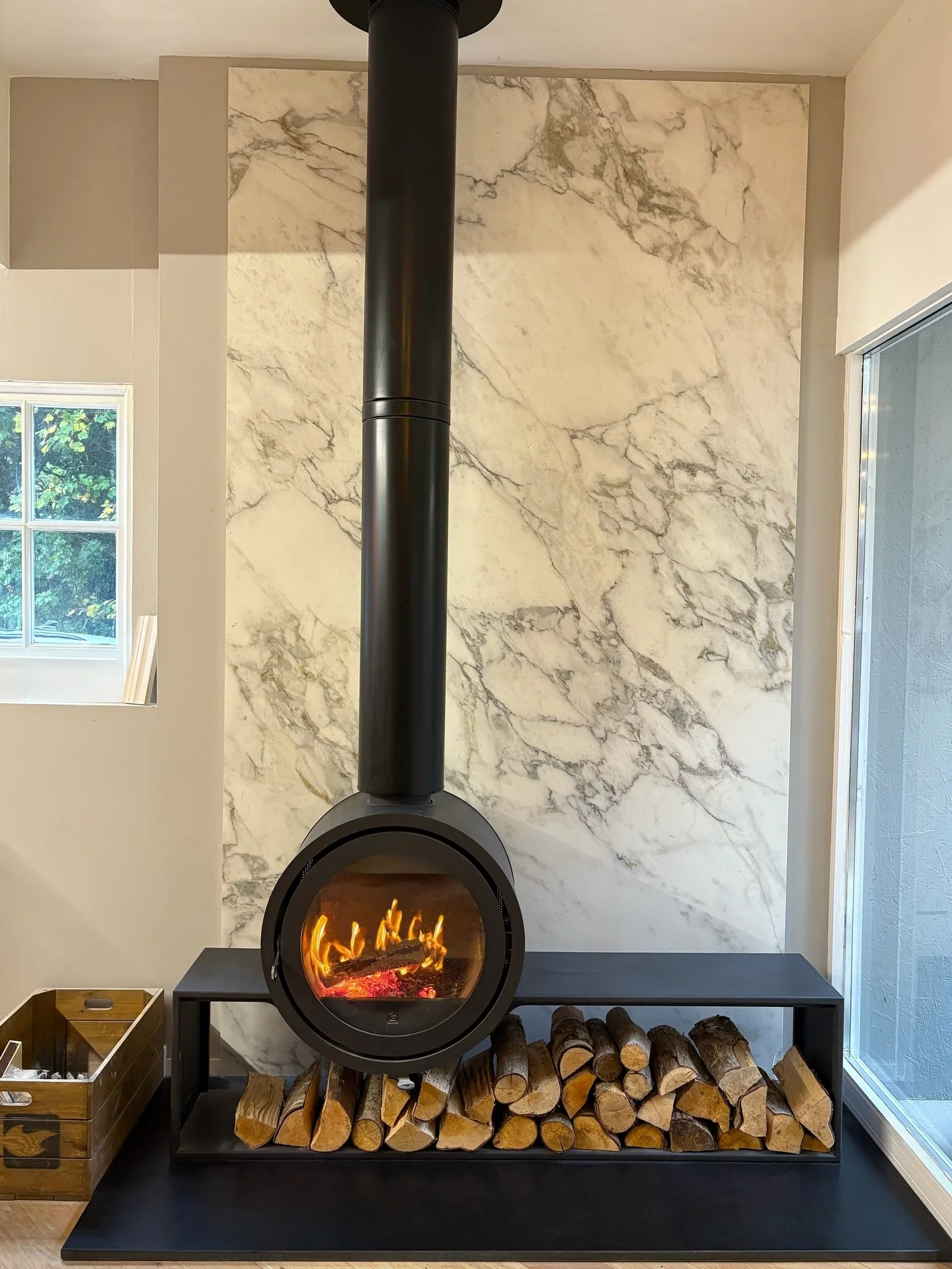 We love having the Dik Geurts Odin log burner on entrance to our showroom😍So gorgeous! 

@dru_fires 

#arundel #showroom #logburner #woodburner #electricfire #gasfire #sussex #bioethanolfireplace #cosyvibes #homeaesthetic #homeideas #renovation #lon