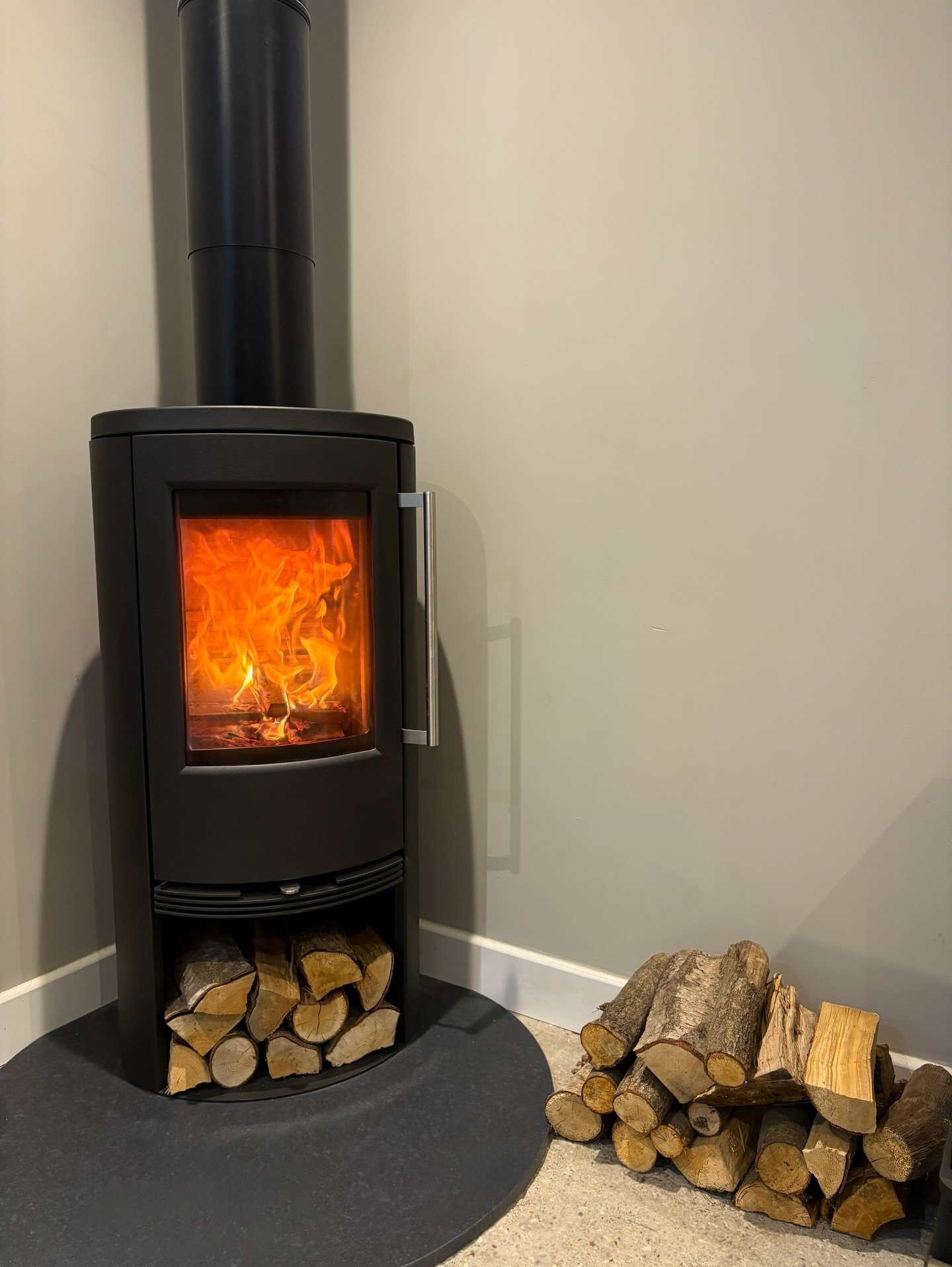 You can check out this lovely Termatech TT21R in our showroom &amp; a huge range of others on our website! The link is in our bio☺️🔥

@_termatech 

#woodburnersussex #electricfires #gasfires #london #westsussex #kent #bioethanolfire #archerfires #ch