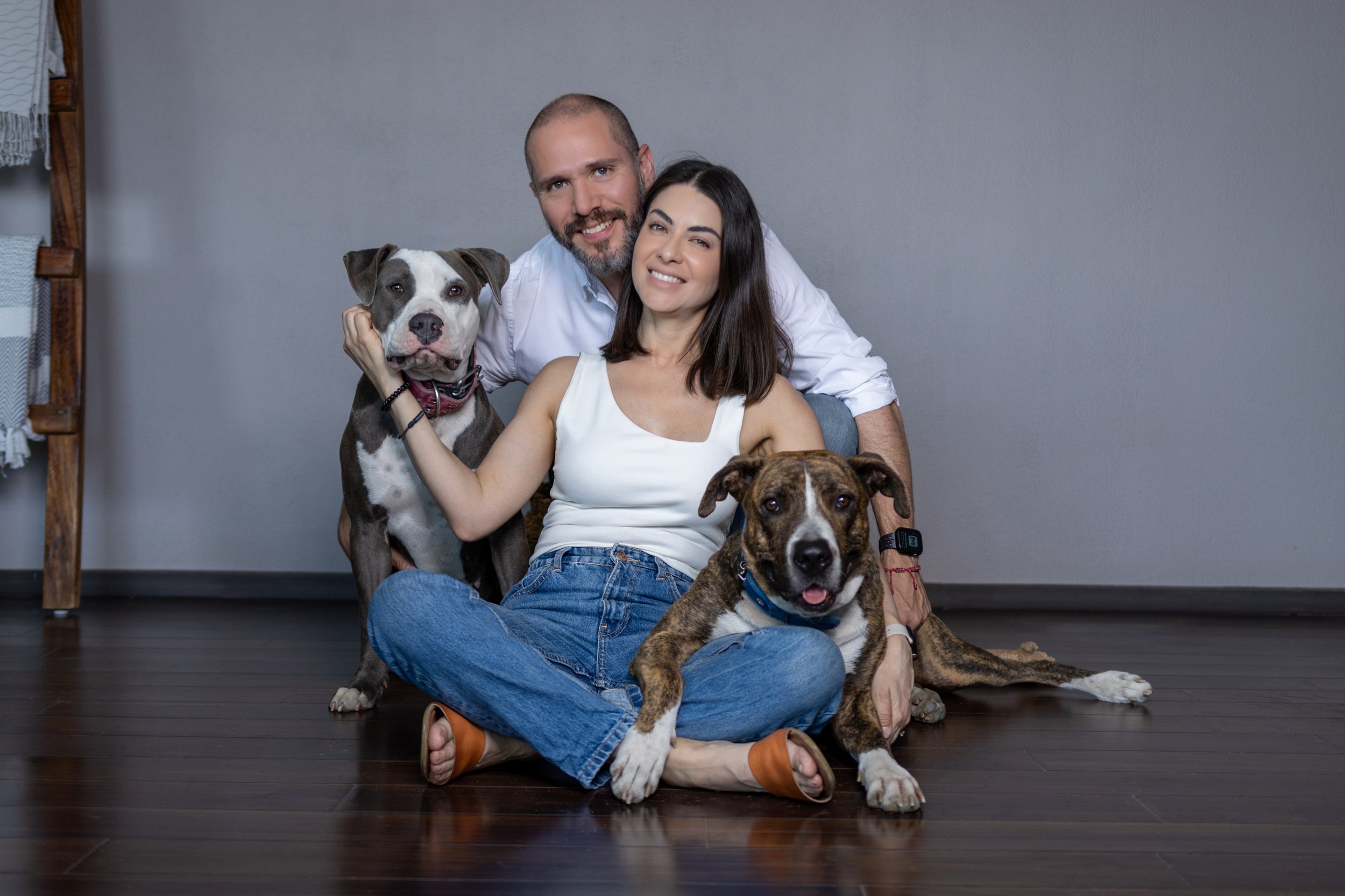 Pirata, Benito con sus padres humanos, fotos familiares con mascota