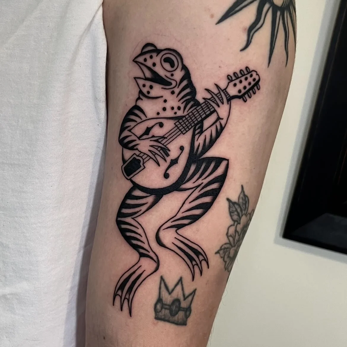 Happy frog playing tunes on the mandolin 🐸☀️
Thank you, Carter!