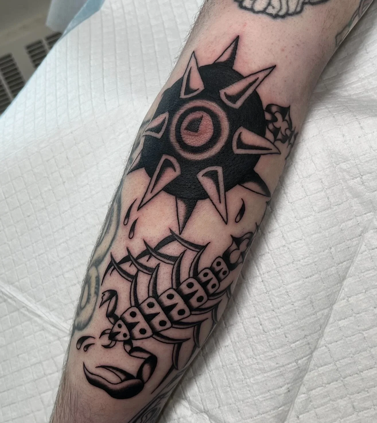 &ldquo;FLAIL&rdquo;BOW 🖤⚔️
Scorpion x flail hybrid, done on the elbow.
Thank you, Terrance!
