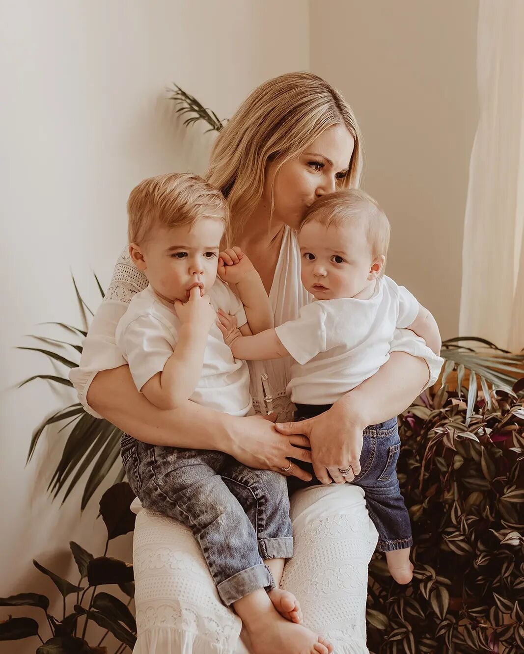 How sweet is this moment from resident photographer @photography_by_larissa 's motherhood mini sessions? We have the perfect, cozy space for Mama's (and Papas! And Grandparents!) to snuggle their babes.