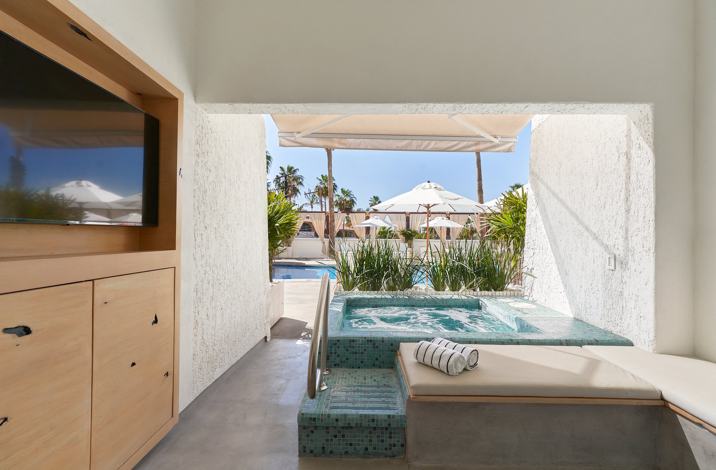 Poolside Suite with Jacuzzi - Bahia Cabo - Los Cabos (8).jpg