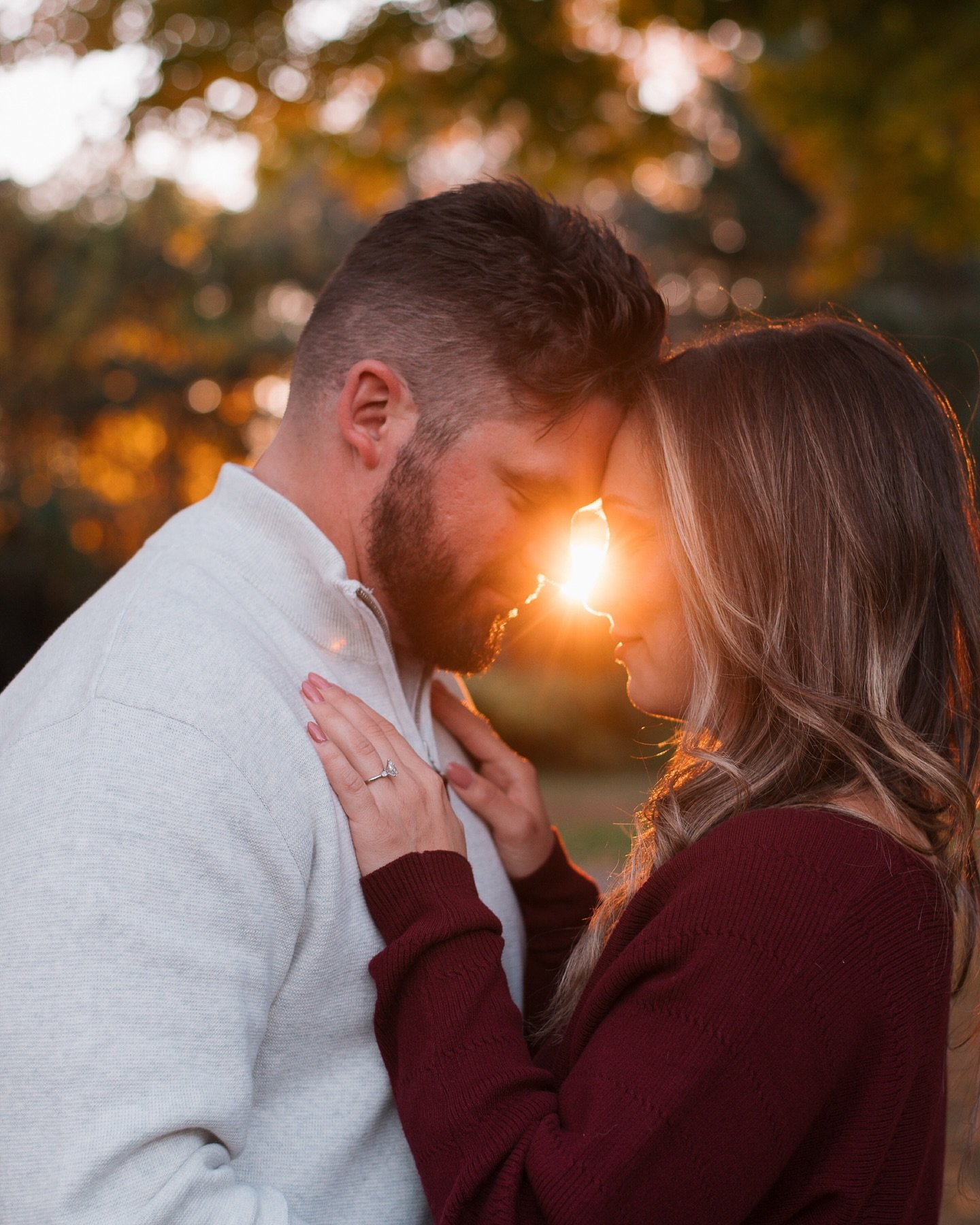 Double posting this session because it&rsquo;s too good not to share! 

Aren&rsquo;t these two just the cutest?! Double tap if you agree 😊
.
.
#caseysimaphotography #goldenhour #ctphotographer #connecticutphotographer #oldwethersfield #exploreoldwet