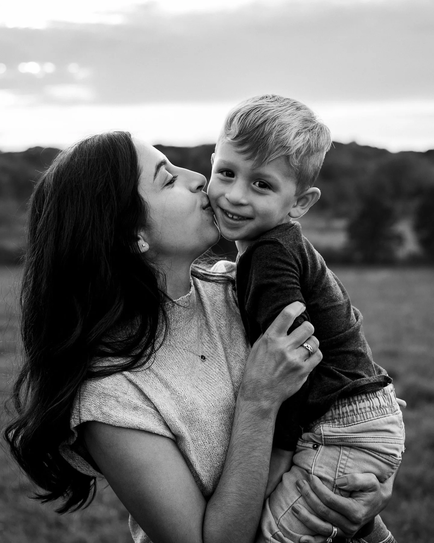 Some fall magic with this sweet family 🍁
If family photos have been on your &ldquo;someday&rdquo; list&hellip;this is your sign to finally book those family photos!

Tell Santa a photo session would look perfect under the tree 😉

DM me to book your