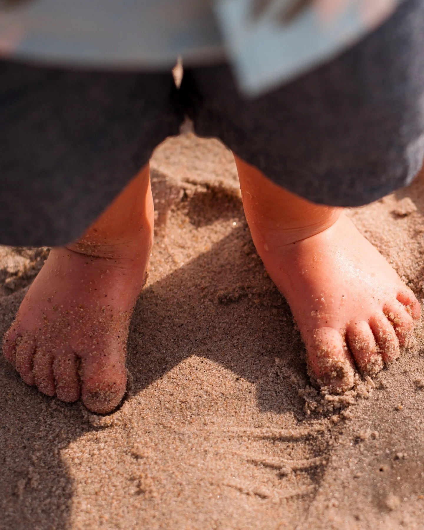 This weather has me dreaming of warmer days&hellip;throwing it back to sweet summer moments, sandy toes and golden hour light ☀️