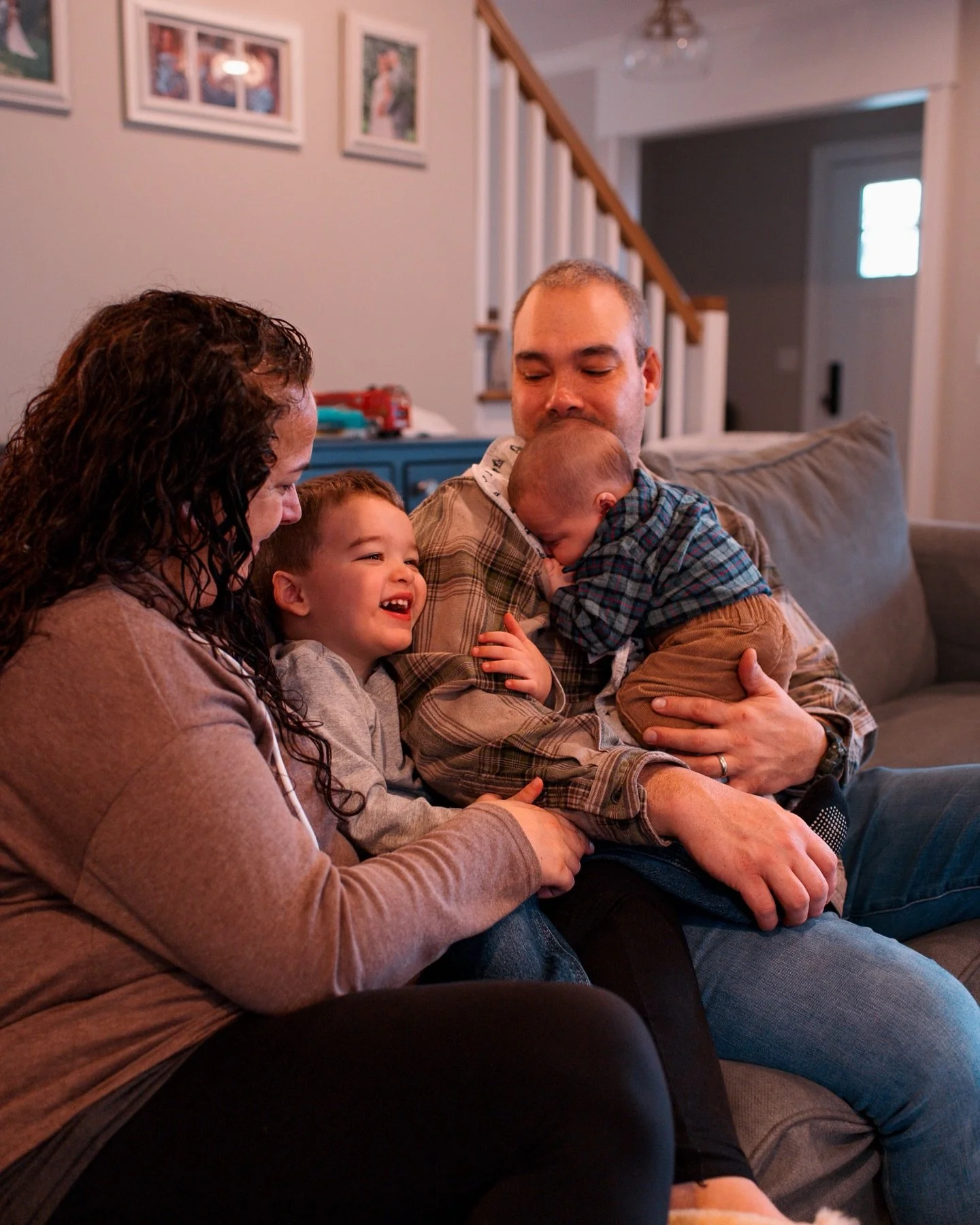 All this snow has me craving cozy&hellip;and in-home sessions are everything🤍

No coats. No freezing fingers. No runny noses&mdash;just your family, your home, and real-life moments. 

Snuggles, games, baking&hellip;indoor sessions are so underrated