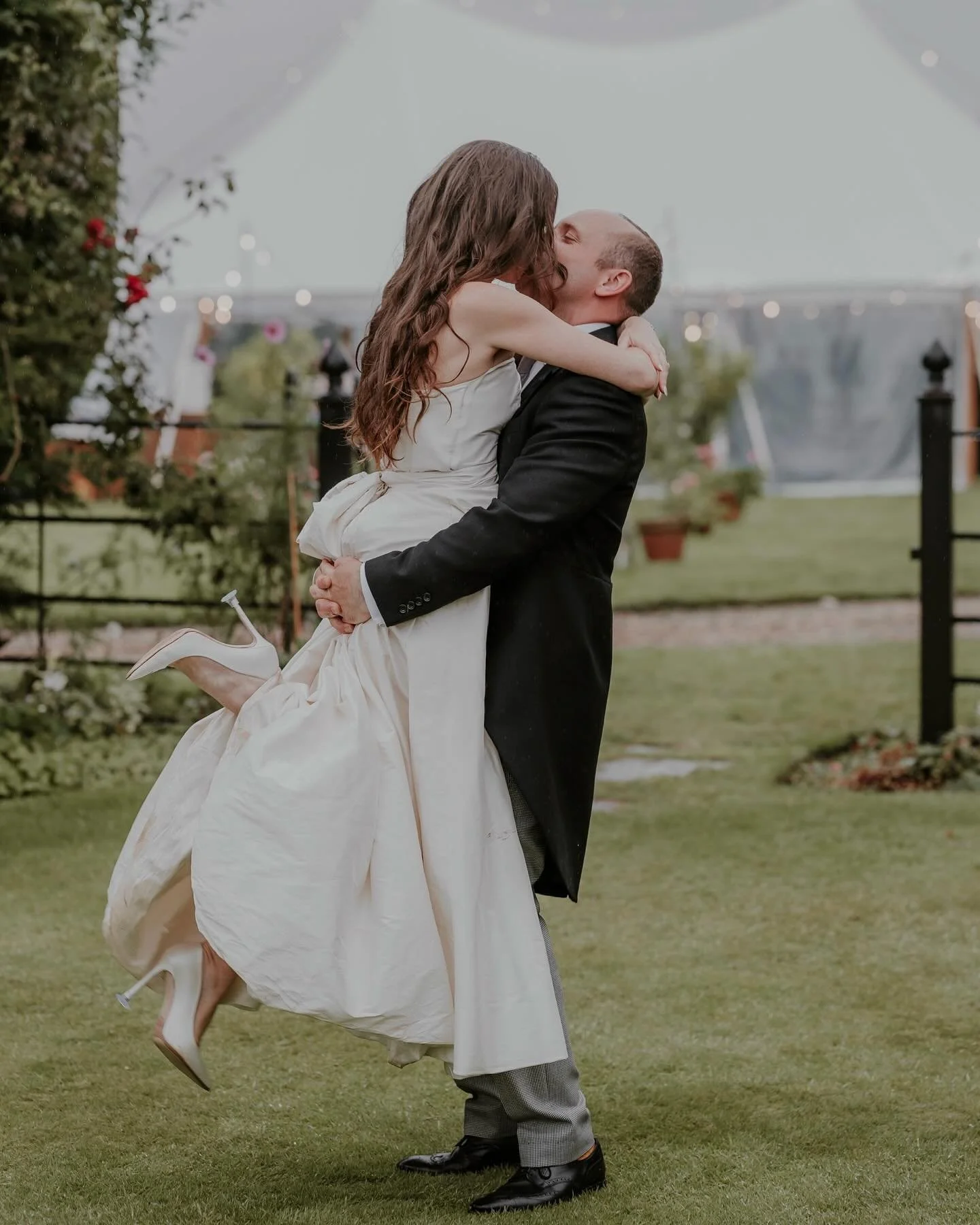 when the rain stops for 5 minutes just before you sit down for your wedding breakfast! 🌧️🤩

If you need evidence that you don&rsquo;t need long on your wedding day to get some lovely couple photos here it is! If you&rsquo;re not one for the idea of