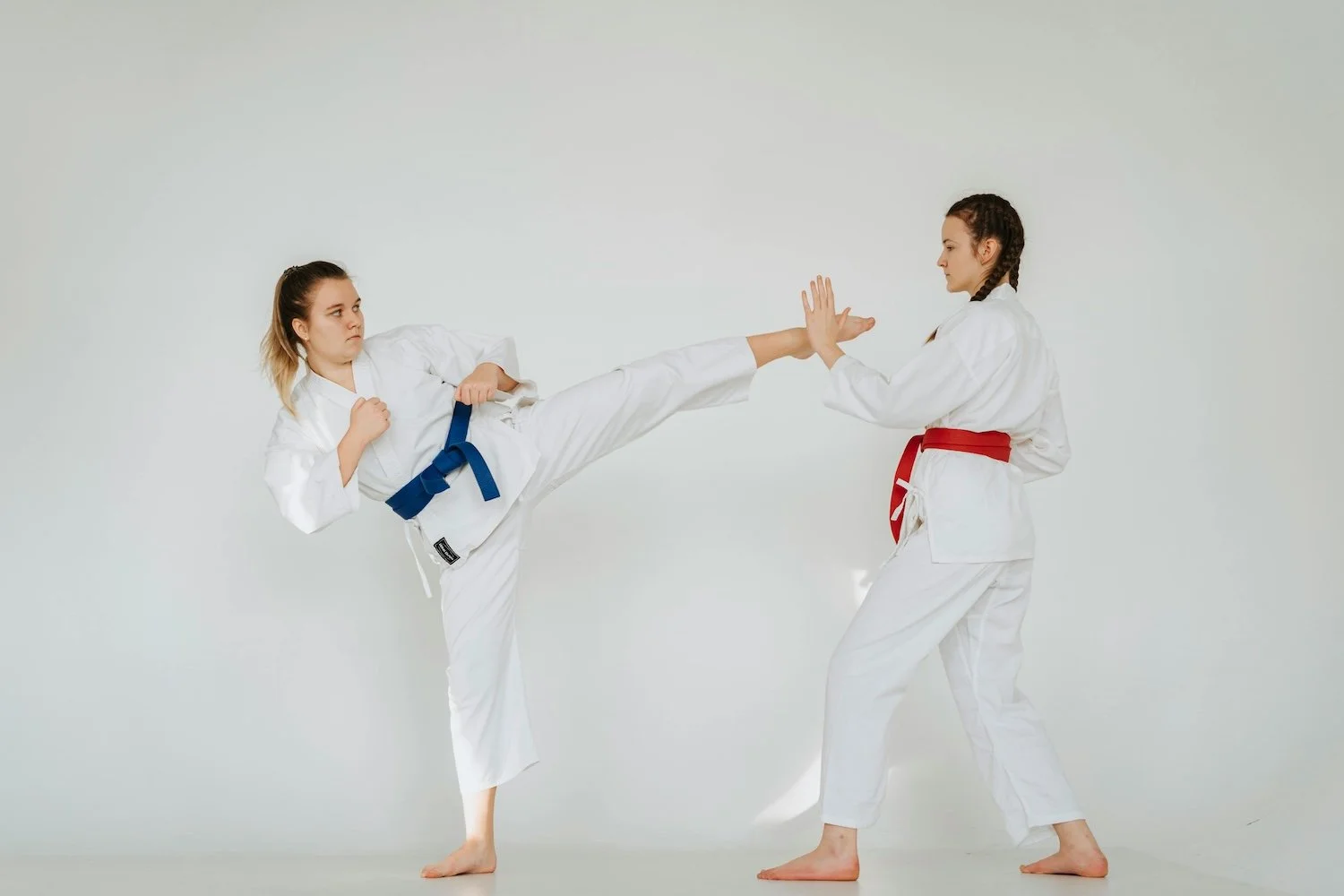 Photo de combat entre deux karatekas illustrant l'équilibre à trouver entre Acquisition et Fidélisation