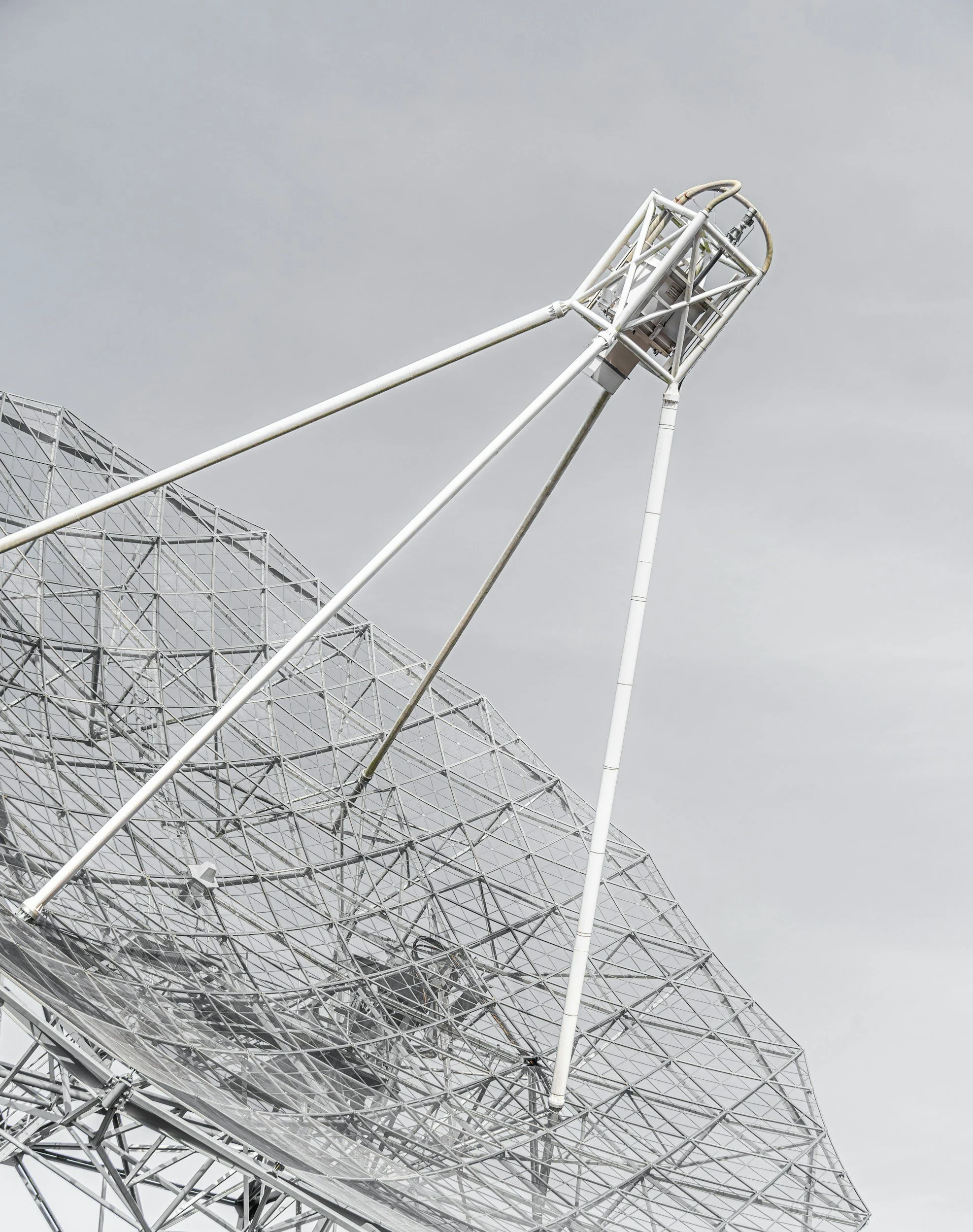 Un énorme radar pointé vers le ciel