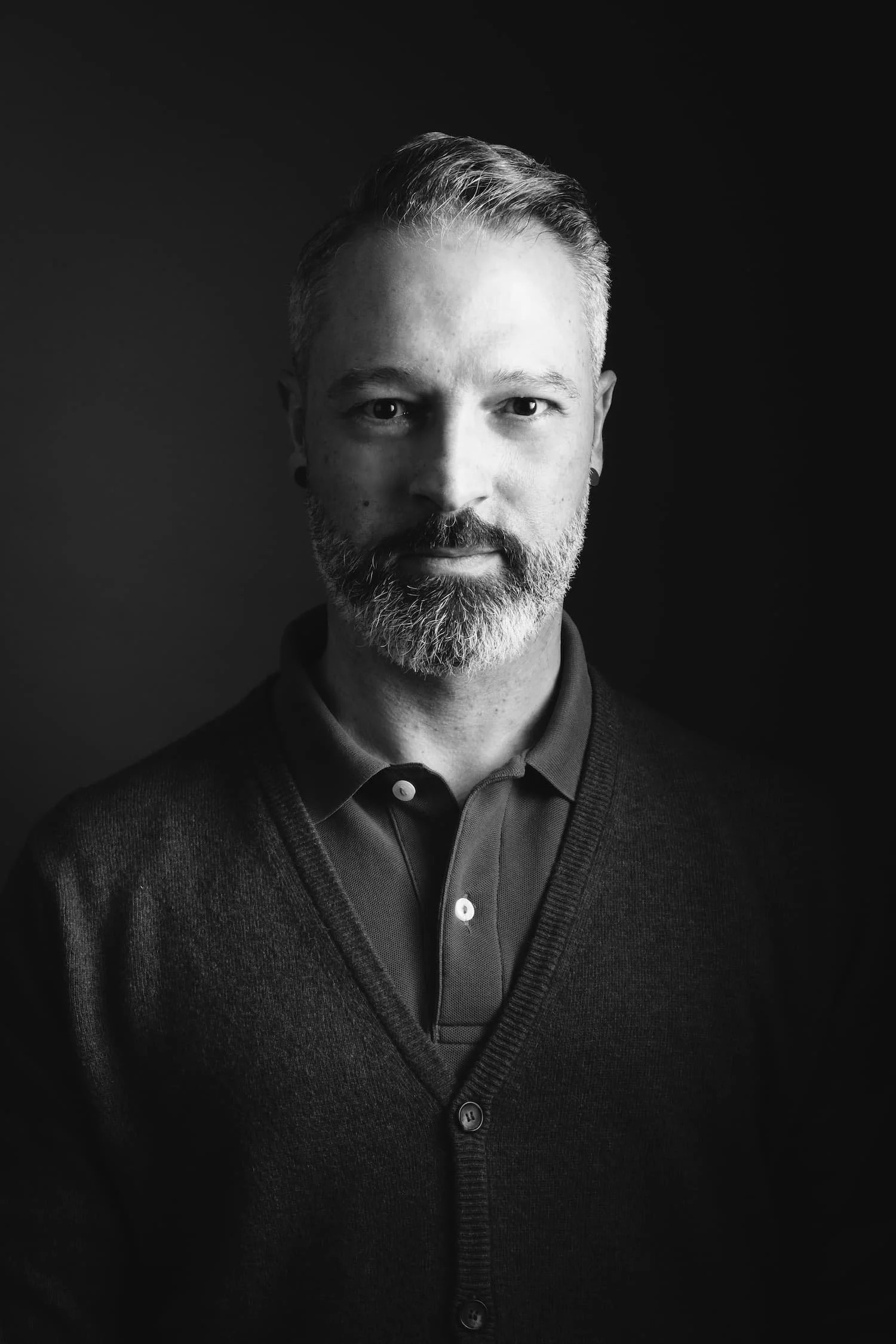 Portrait de Walid Karray en noir et blanc