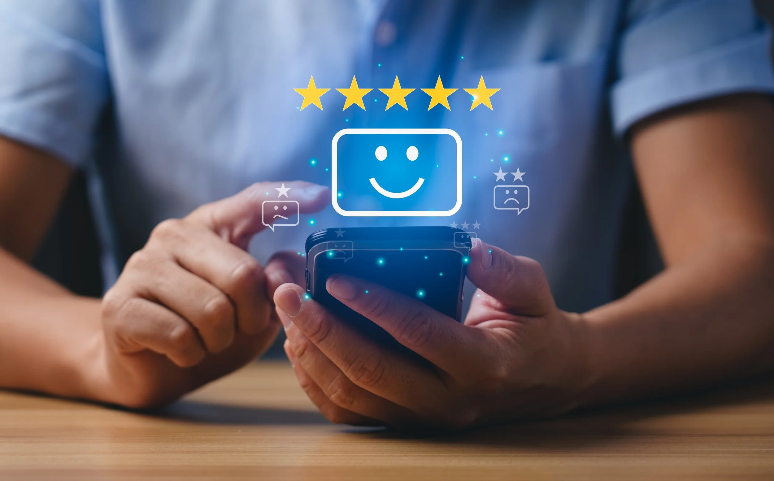 Mains tenant smartphone affichant icônes lumineuses de cinq étoiles dorées et smiley souriant. Illustration de satisfaction client, évaluation positive et dépôt d'avis en ligne.