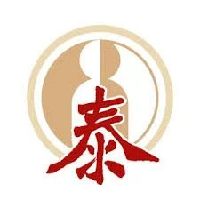 Logo avec une silhouette humaine stylisée, une symbolique de paix ou harmonie, et un caractère chinois rouge en bas.