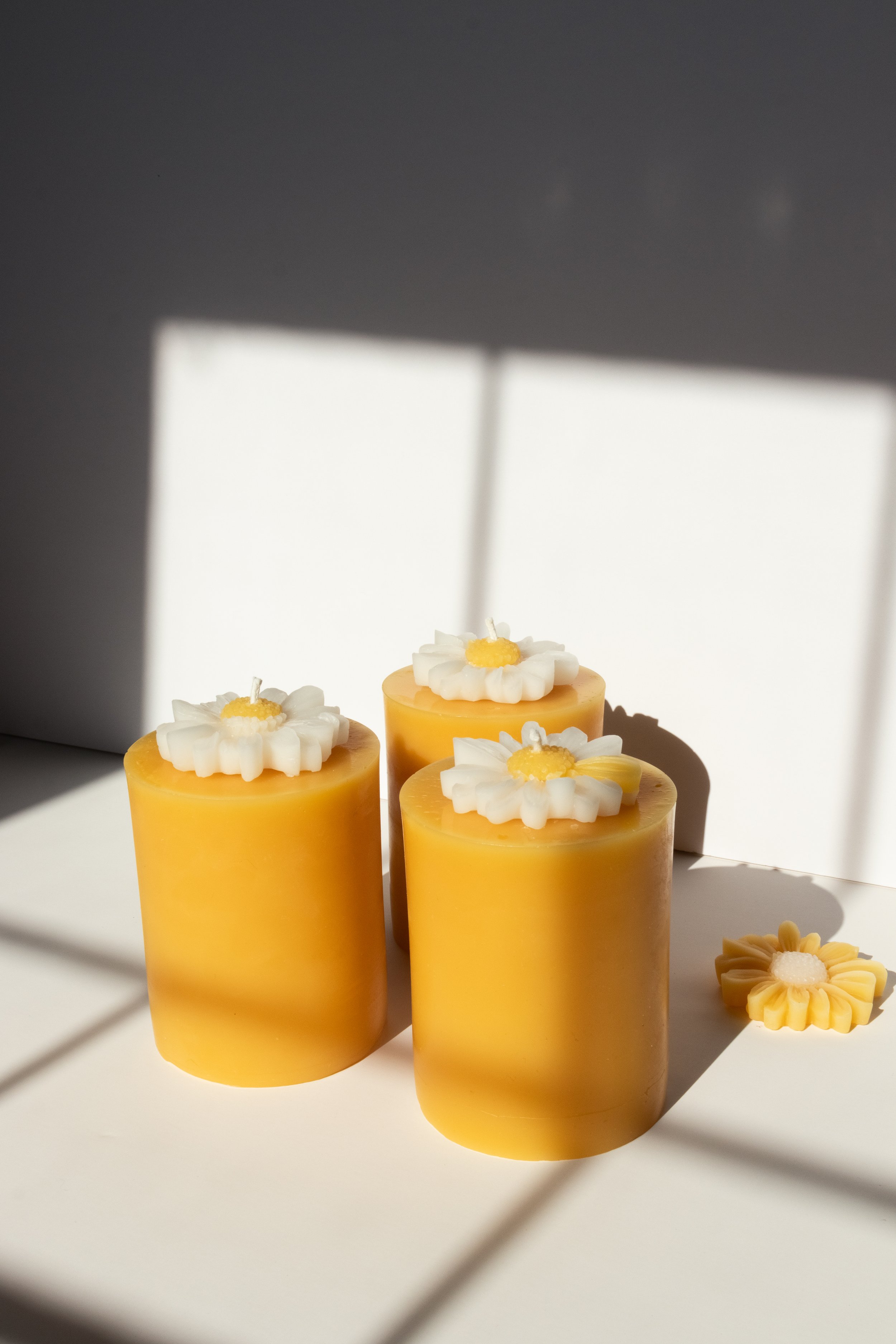 DAINTY DAISY PILLAR