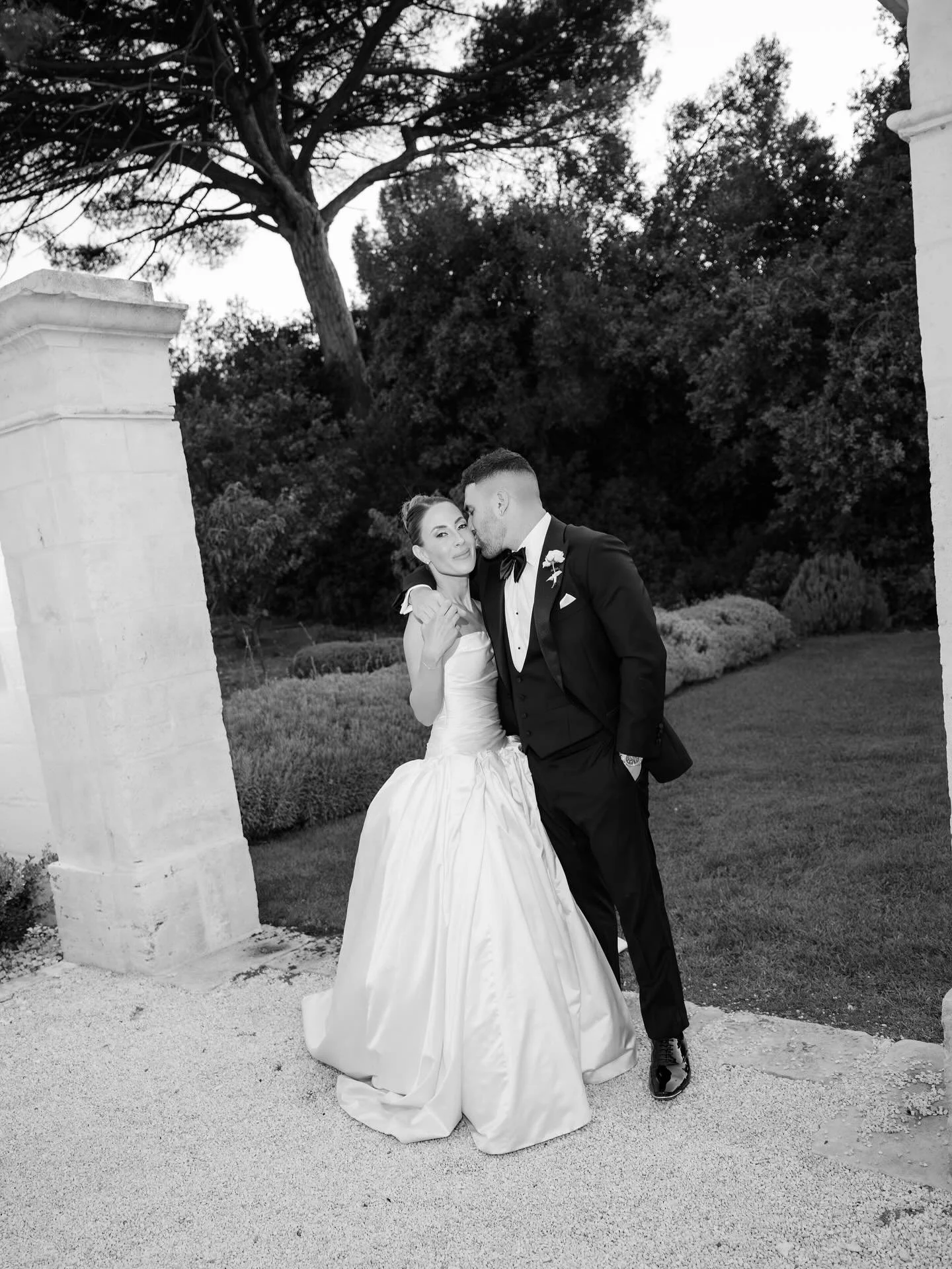 Samantha and Frank&rsquo;s elegant wedding at Masseria Auraterrae in Puglia was a truly unforgettable celebration. Surrounded by the rustic beauty of whitewashed stone, olive groves, and panoramic sea views, they gathered with friends and family who 