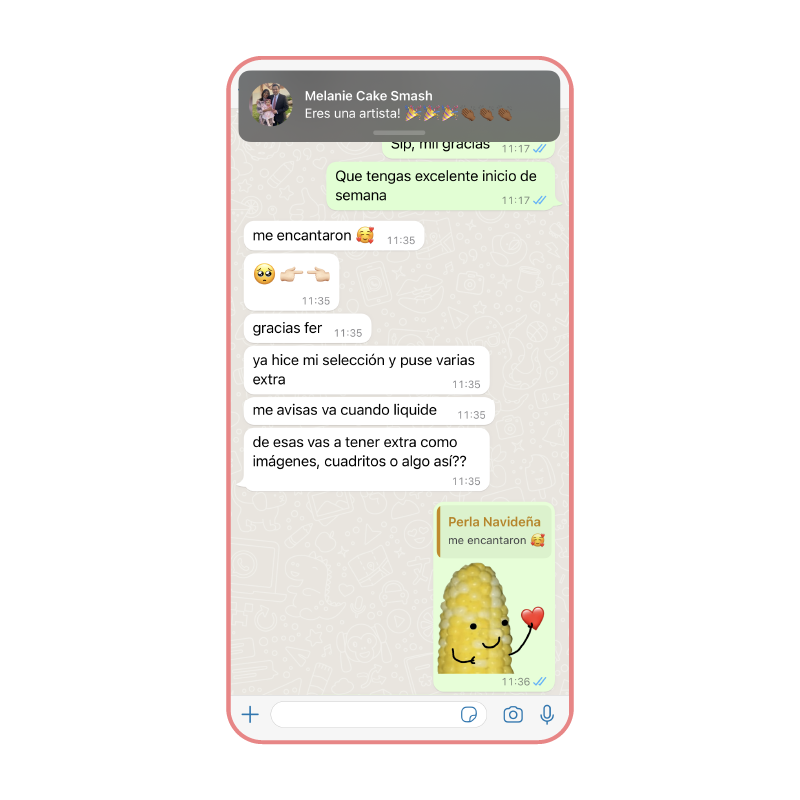 Captura de pantalla de una conversación de WhatsApp con mensajes de texto y una imagen de un elote navideño con carita feliz y corazón.