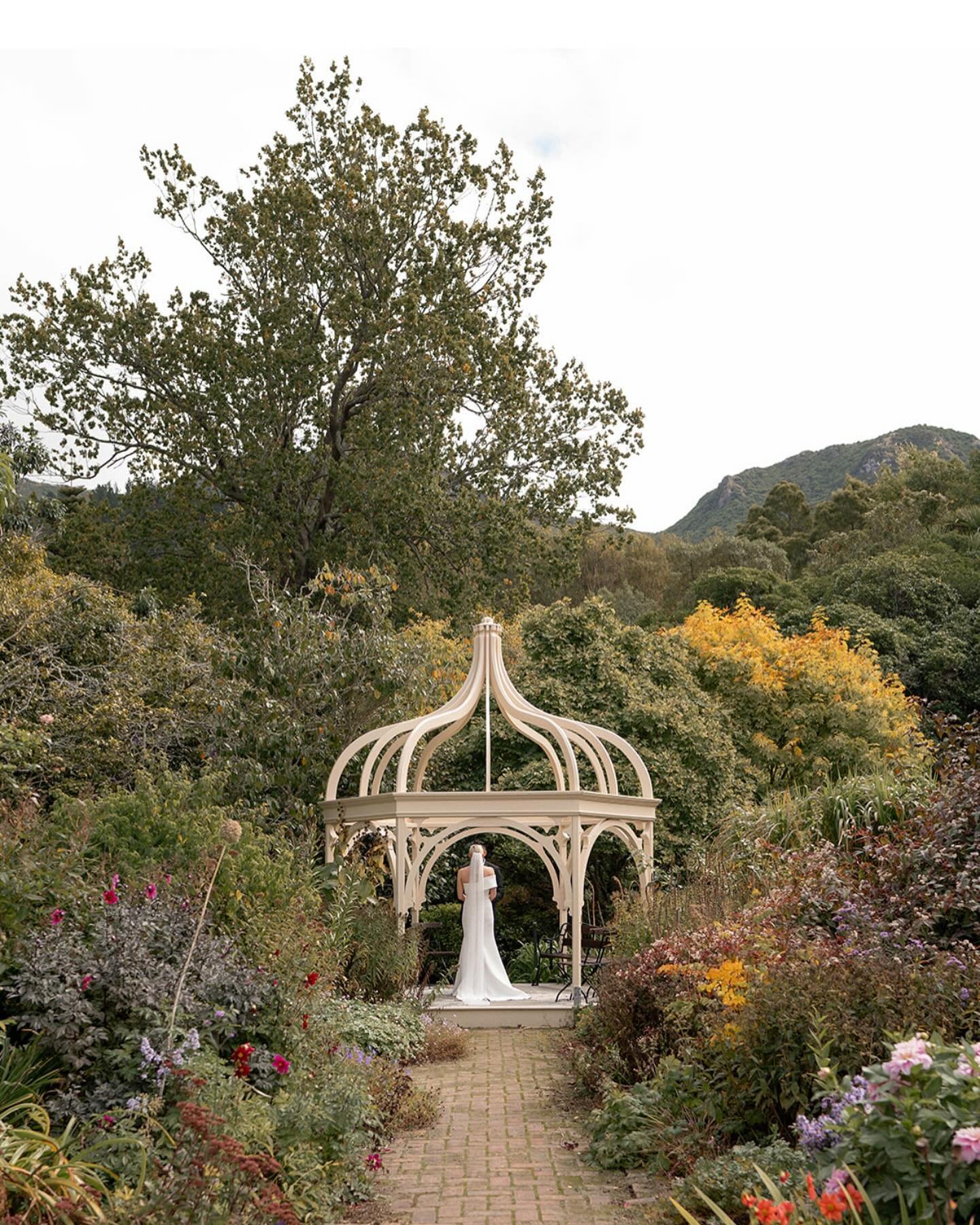 A beautiful first look amongst the wild flowers 🤍