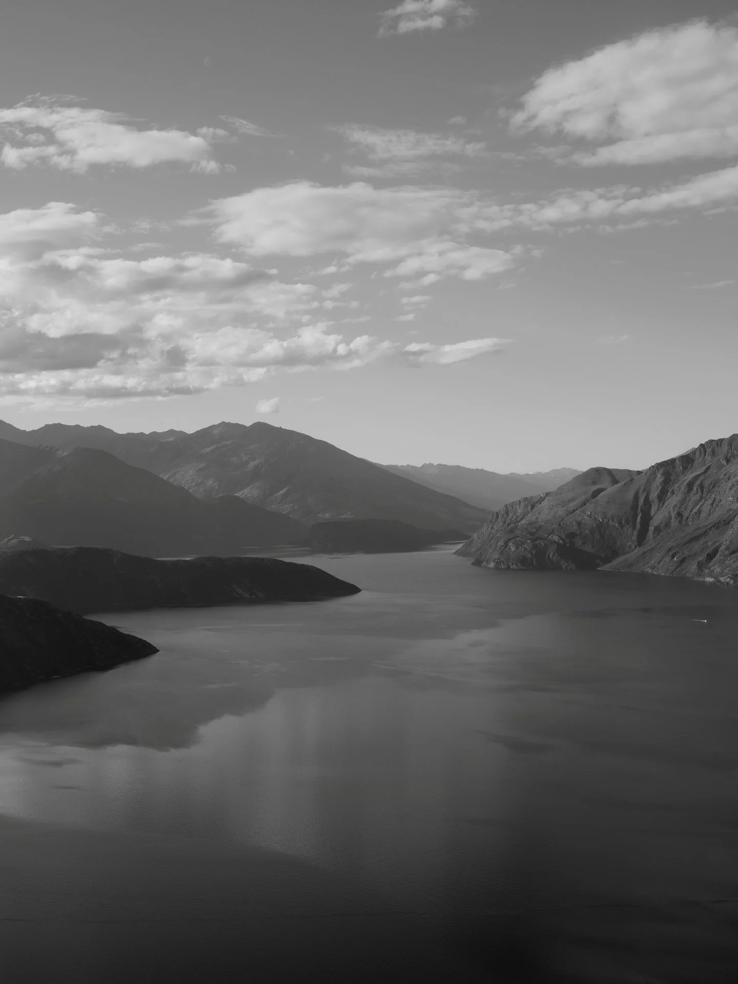 Soft light settles over Lake Wānaka at the close of a beautiful autumn day, as a lone boat drifts quietly home 🖤