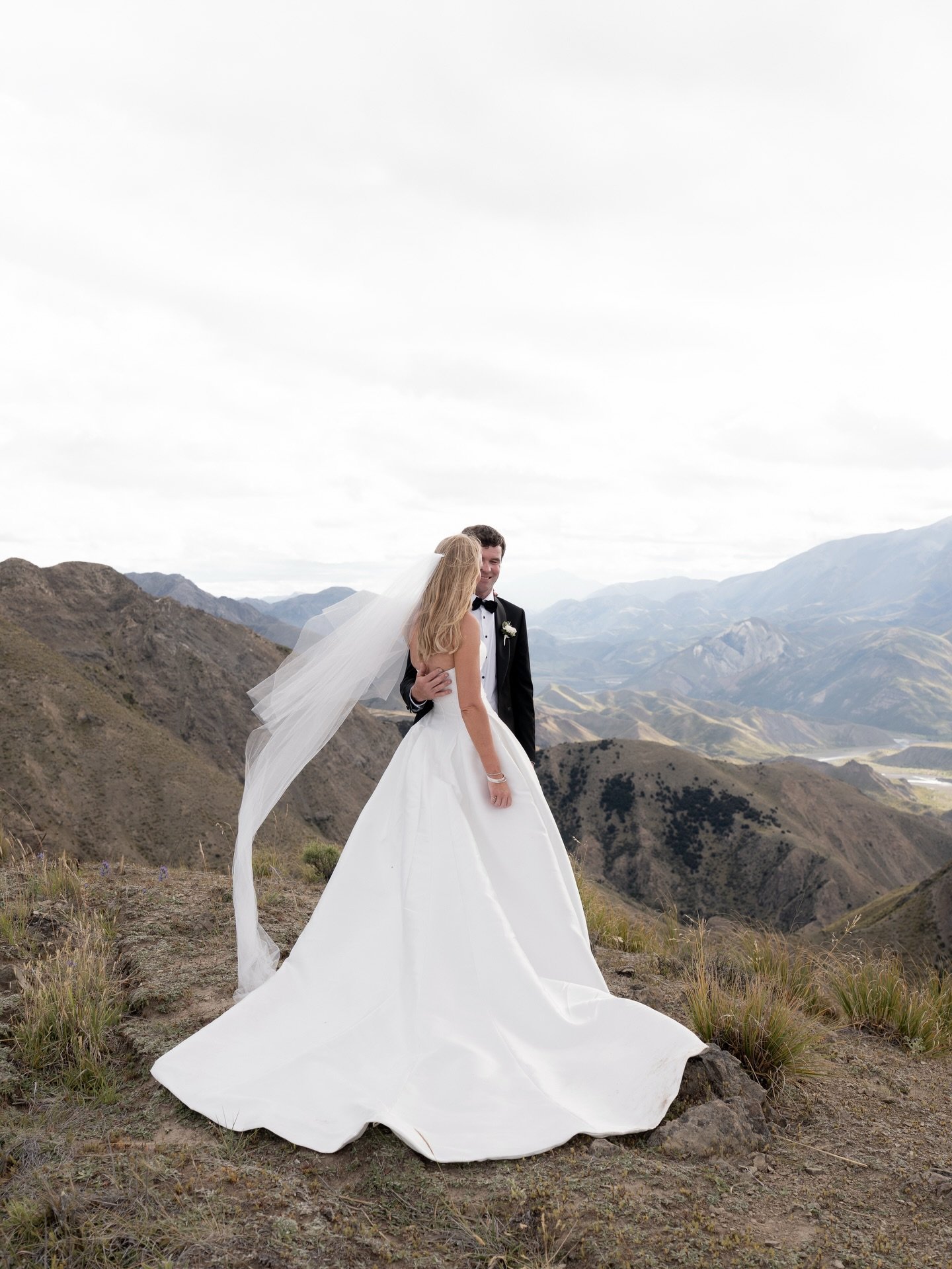 Willy and Lucy snuck away for a helicopter flight on their wedding day to a point that overlooked their family property, mum and dad even came along for the ride 🖤